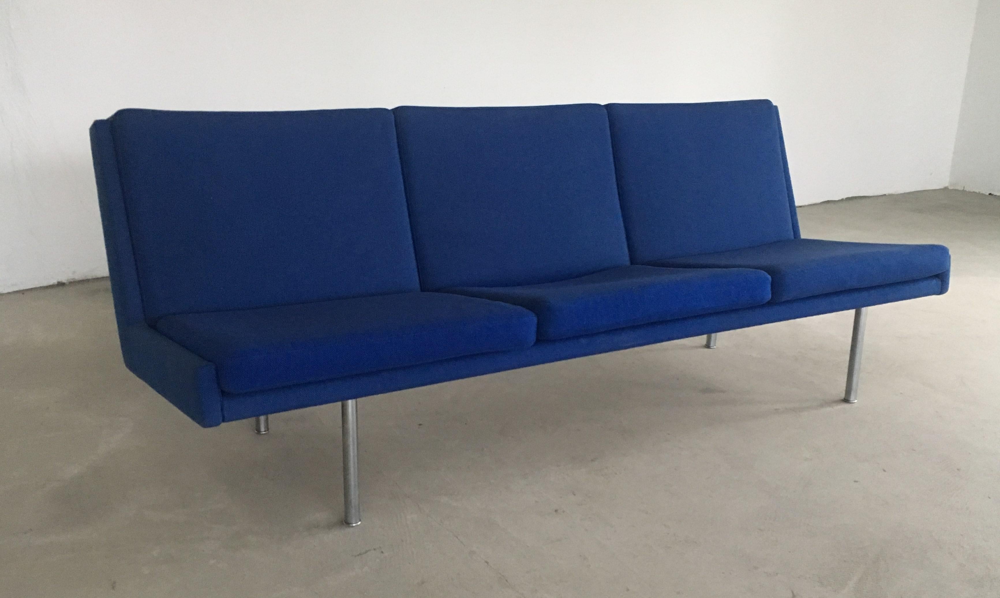 1960er Hans J. Wegner Airport Sofa in original blauem Kvadrat-Stoff von A.P. Gestohlen (Skandinavische Moderne) im Angebot