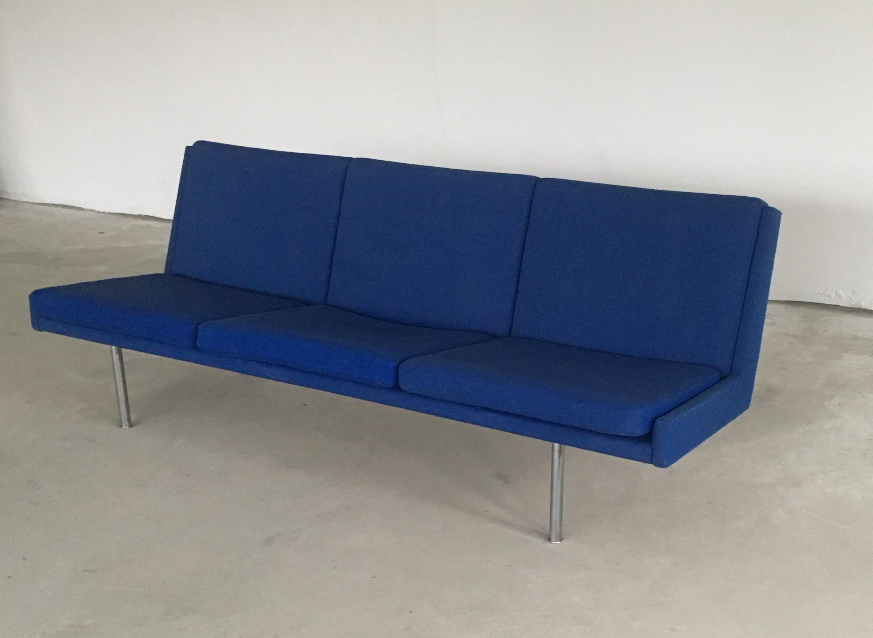 1960er Hans J. Wegner Airport Sofa in original blauem Kvadrat-Stoff von A.P. Gestohlen (Dänisch) im Angebot