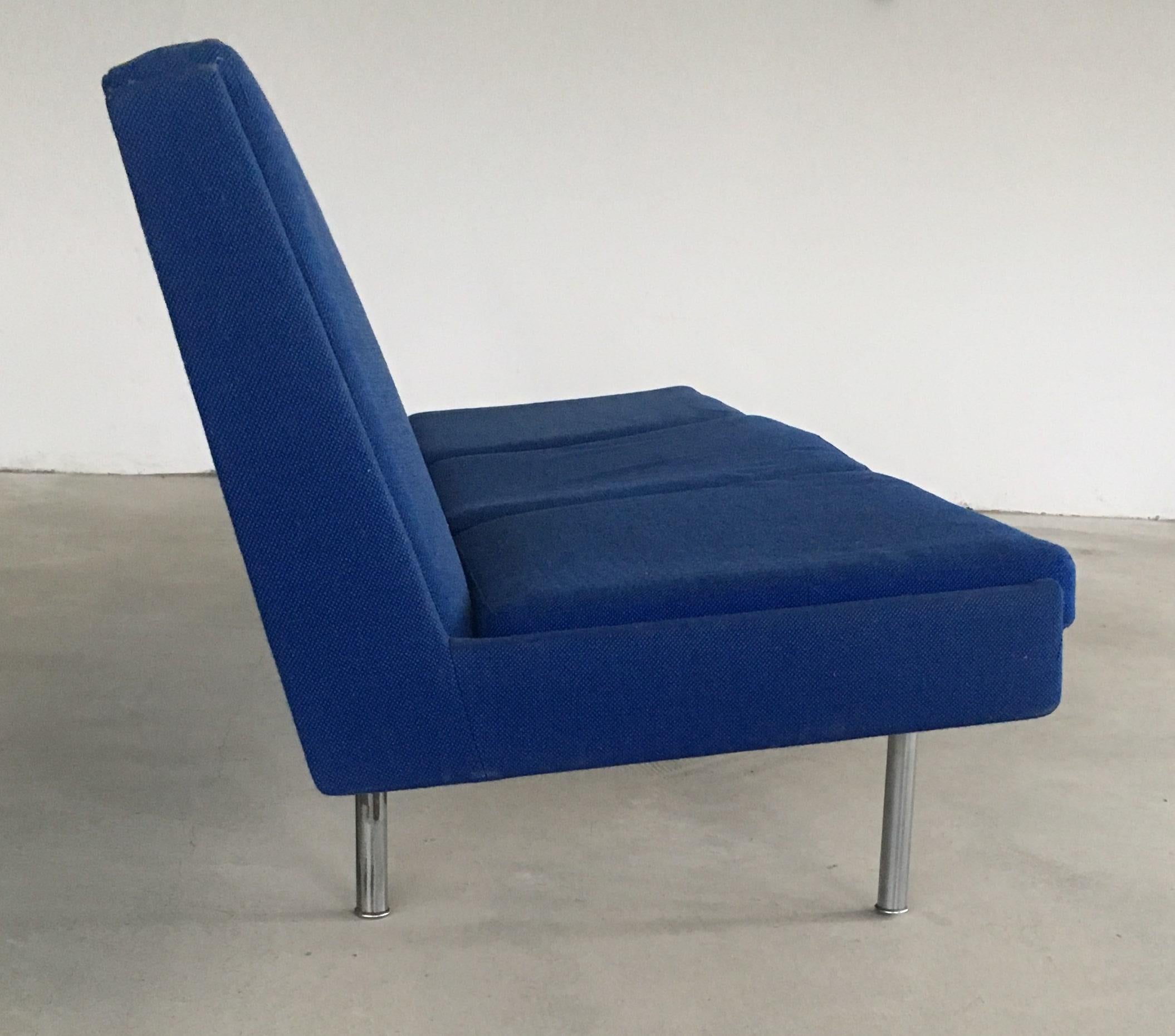 1960er Hans J. Wegner Airport Sofa in original blauem Kvadrat-Stoff von A.P. Gestohlen (Stahl) im Angebot