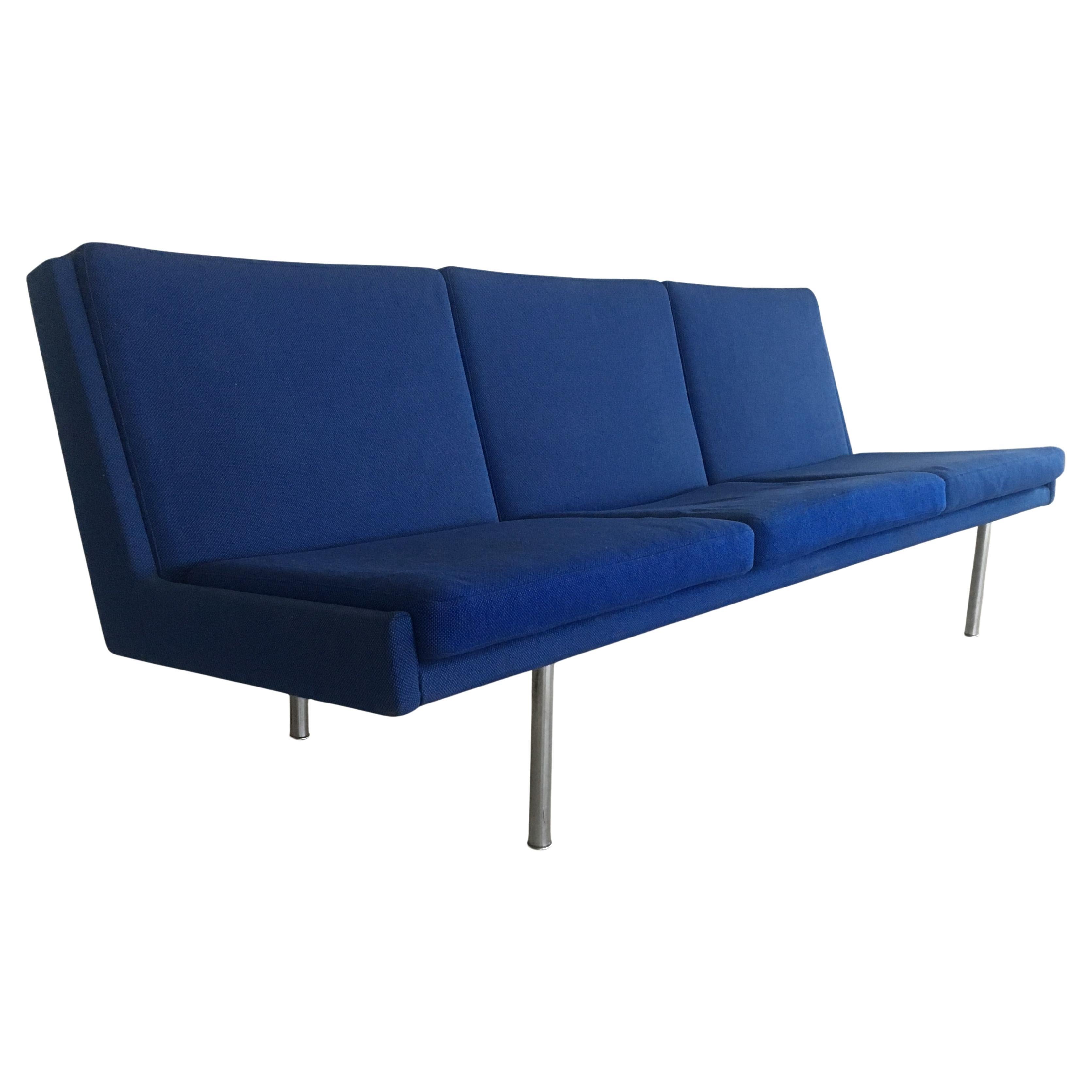 Divano Airport di Hans J. Wegner degli anni '60 in tessuto Kvadrat blu originale di A.P. Rubato