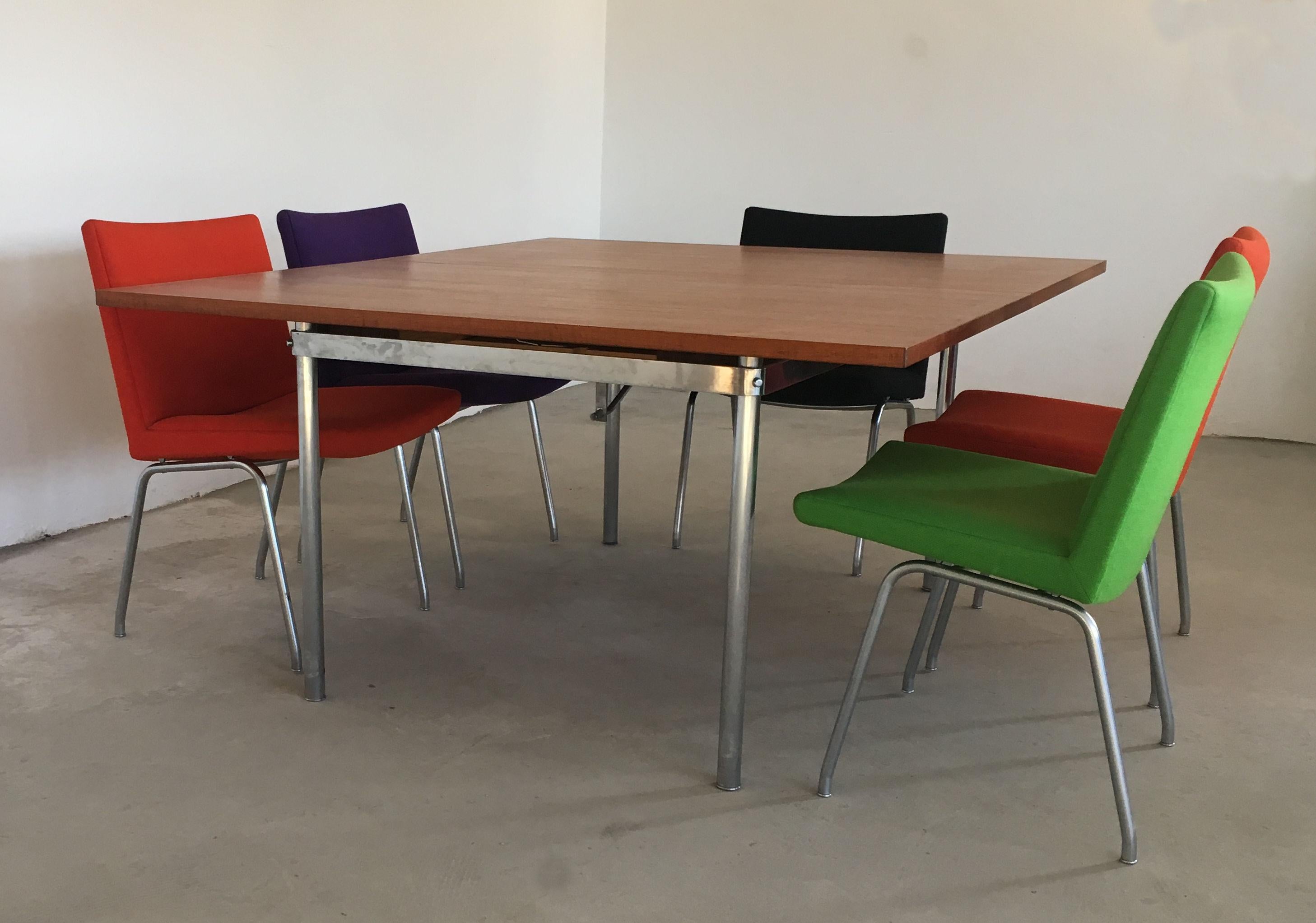 Danois Ensemble de deux tables de conférence Wegner en teck et métal avec chaises d'aéroport en vente