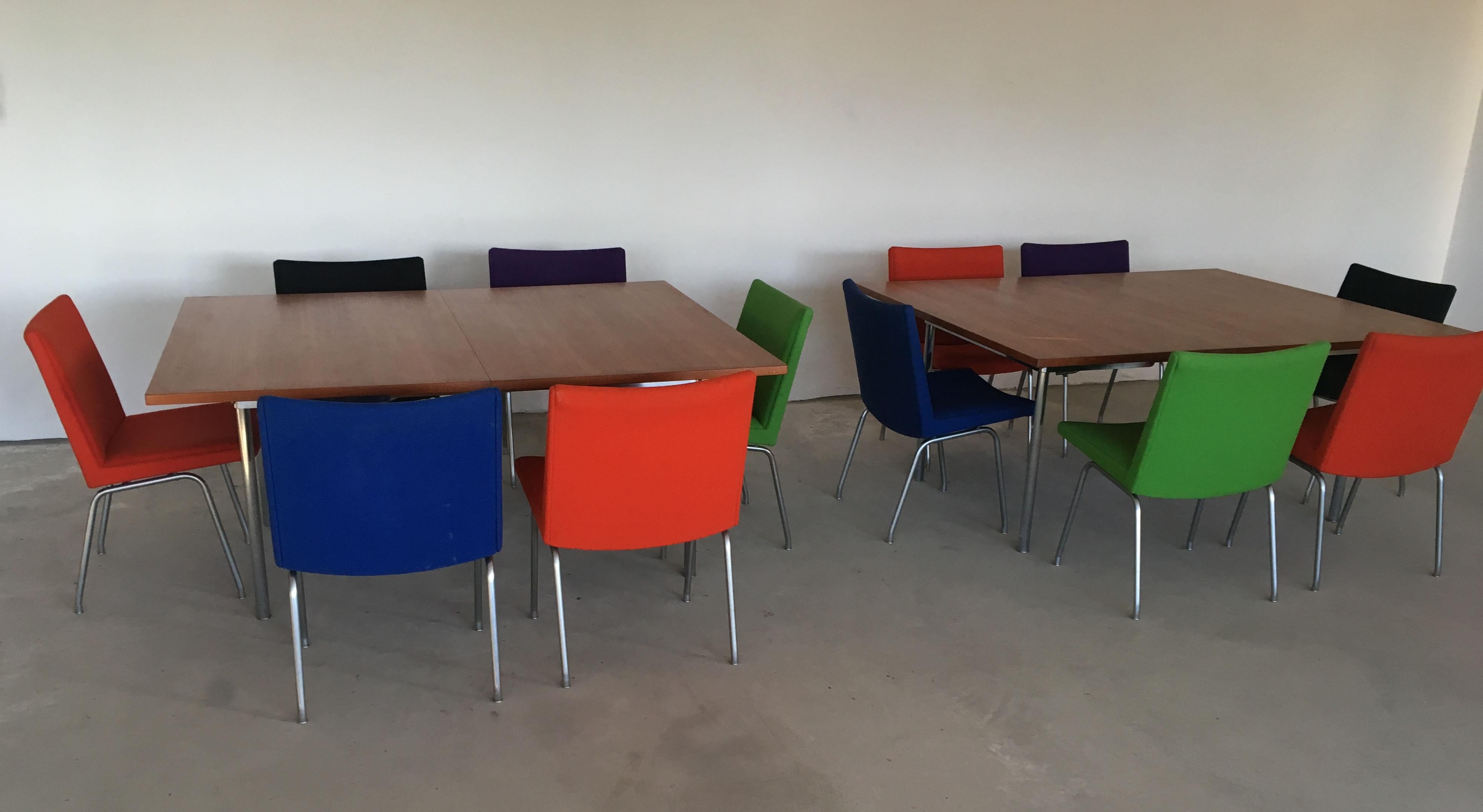 Ensemble de deux tables de conférence Wegner en teck et métal avec chaises d'aéroport Bon état - En vente à Knebel, DK