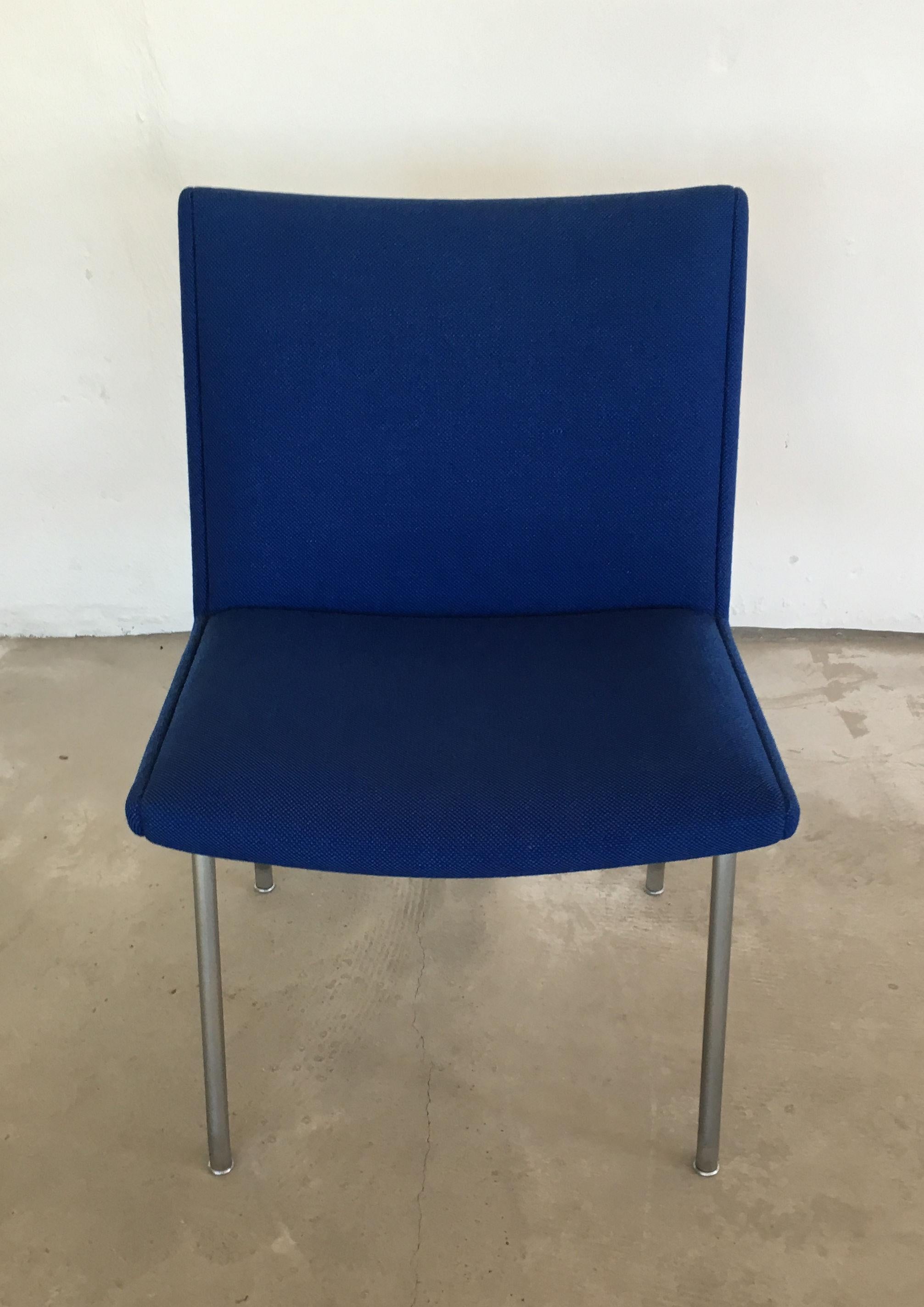 Ensemble de deux tables de conférence Wegner en teck et métal avec chaises d'aéroport en vente 7