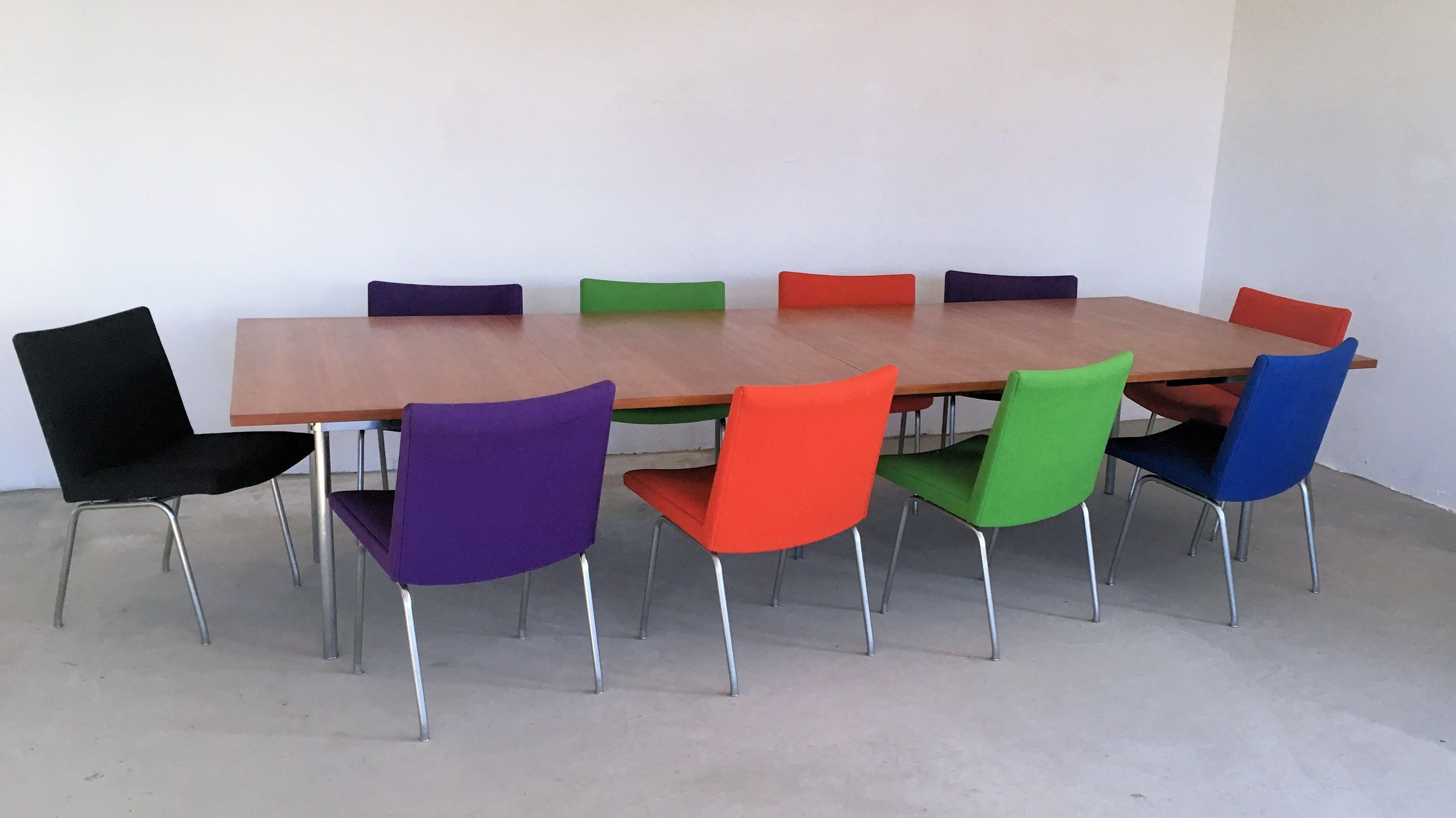 Set of two Hans Wegner extension conference tables in teak by Andreas Tuck with rectangular teak tabletop and two integrated leaves on satin-chromed tubular-steel legs.
The tables have been restored by our cabinetmaker and are in very good