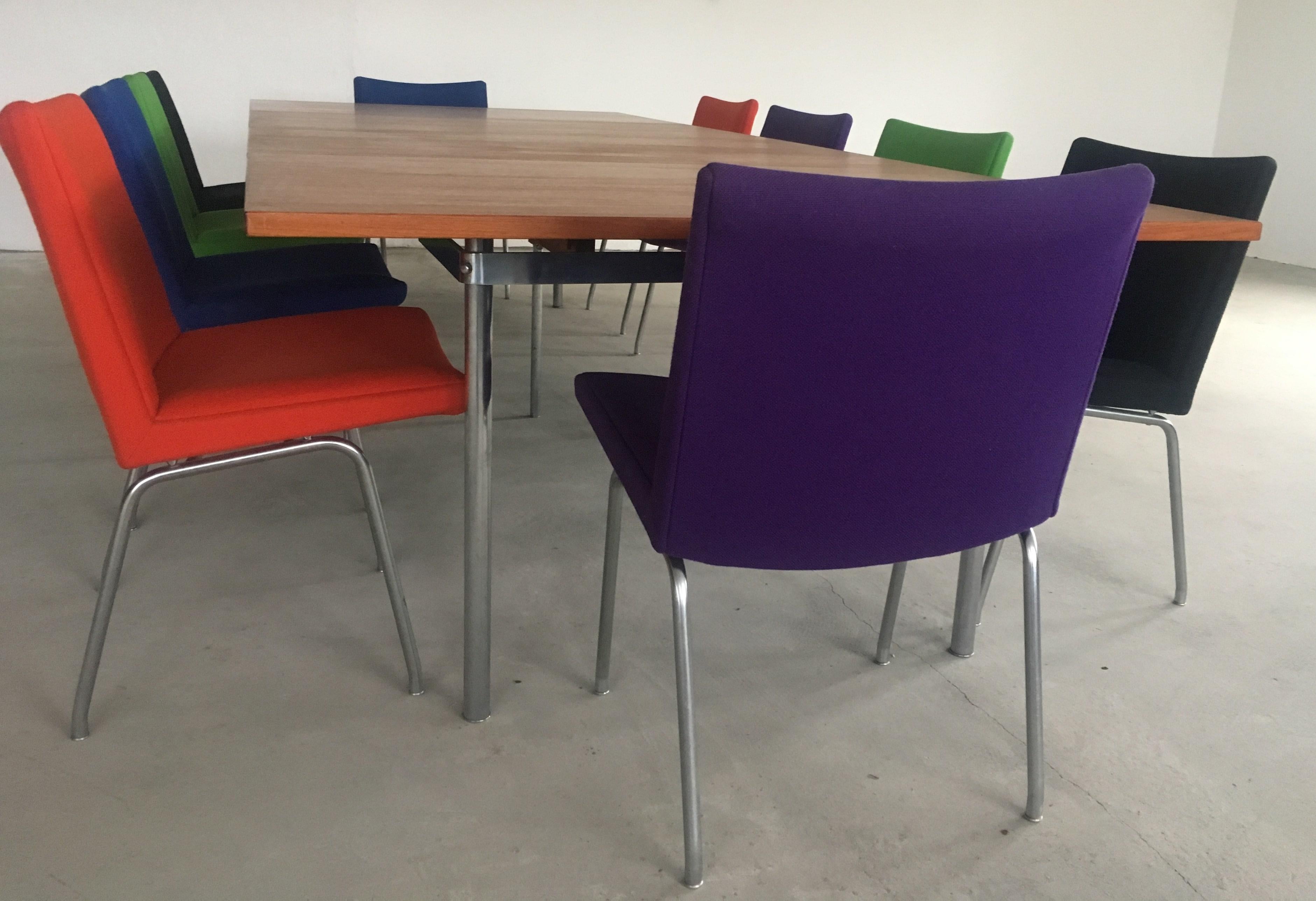 Scandinave moderne Ensemble de deux tables de conférence Wegner en teck et métal avec chaises d'aéroport en vente