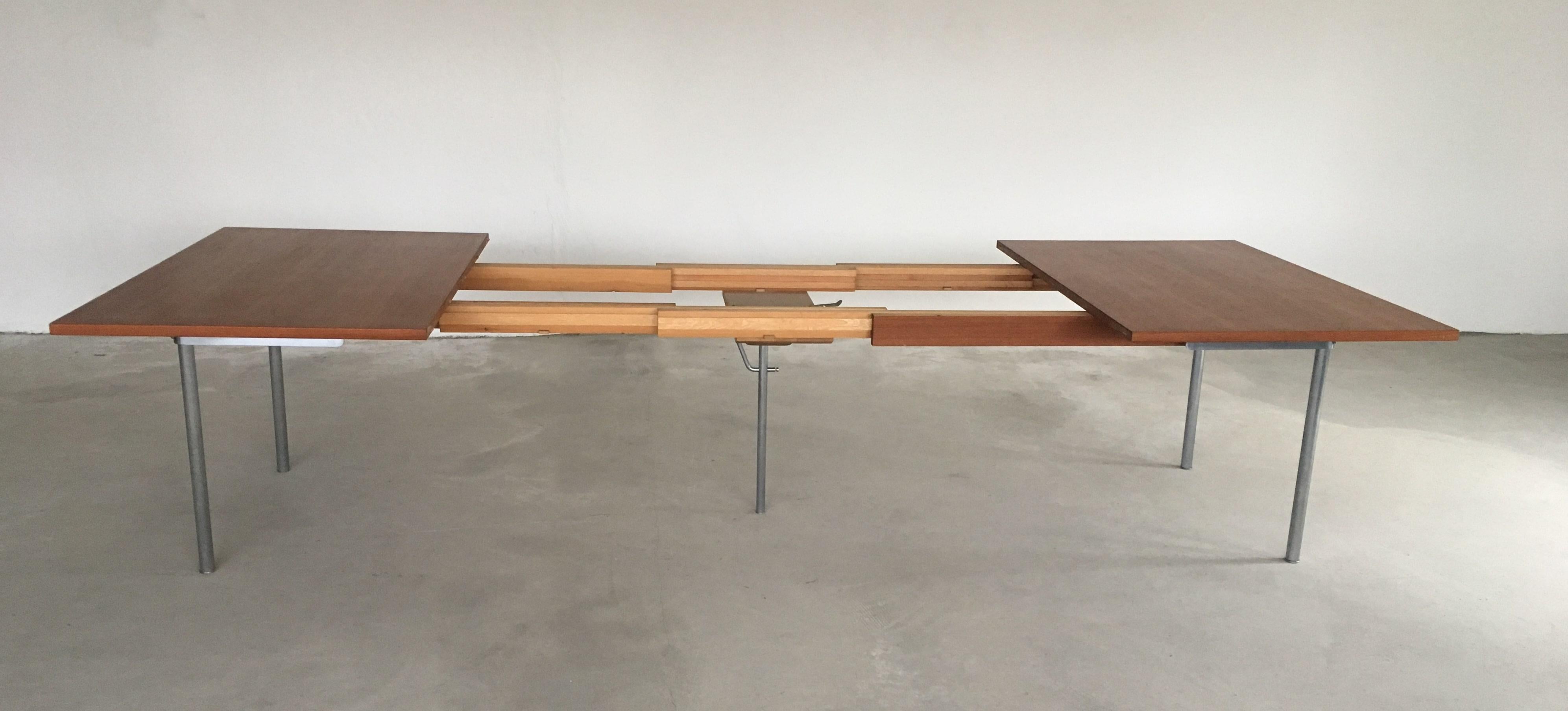 Ensemble de deux tables de conférence Wegner en teck et métal avec chaises d'aéroport en vente 3