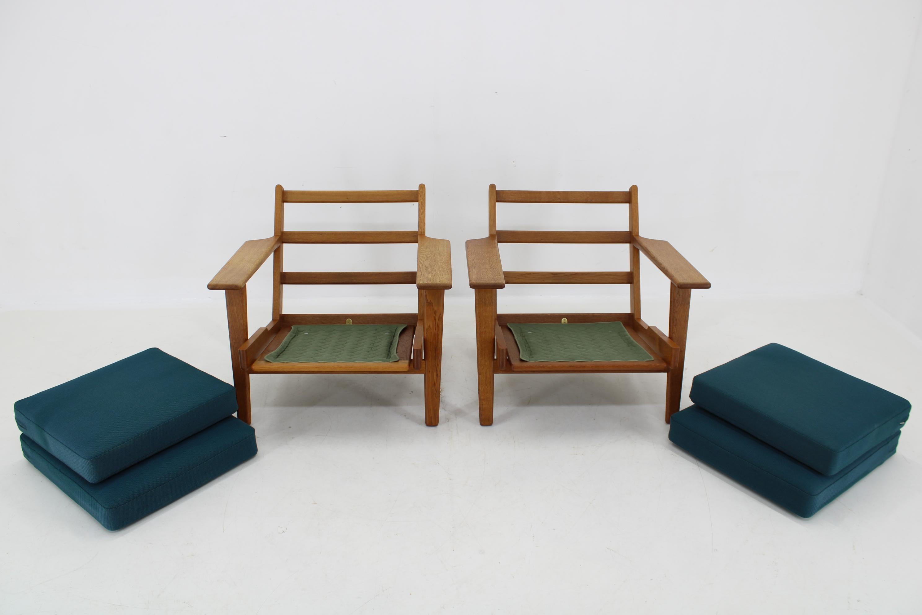 1960s Hans J. Wegner Pair of GE 290 Armchairs in Oak for Getama, Denmark For Sale 5