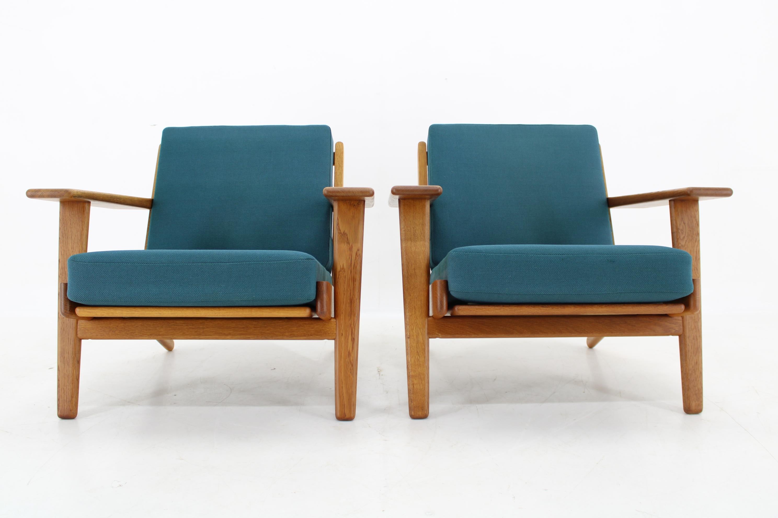 - Die Holzteile wurden aufgearbeitet und beide Stühle sind daher in einem sehr guten Zustand
- Die originalen Federkissen in gutem Originalzustand 