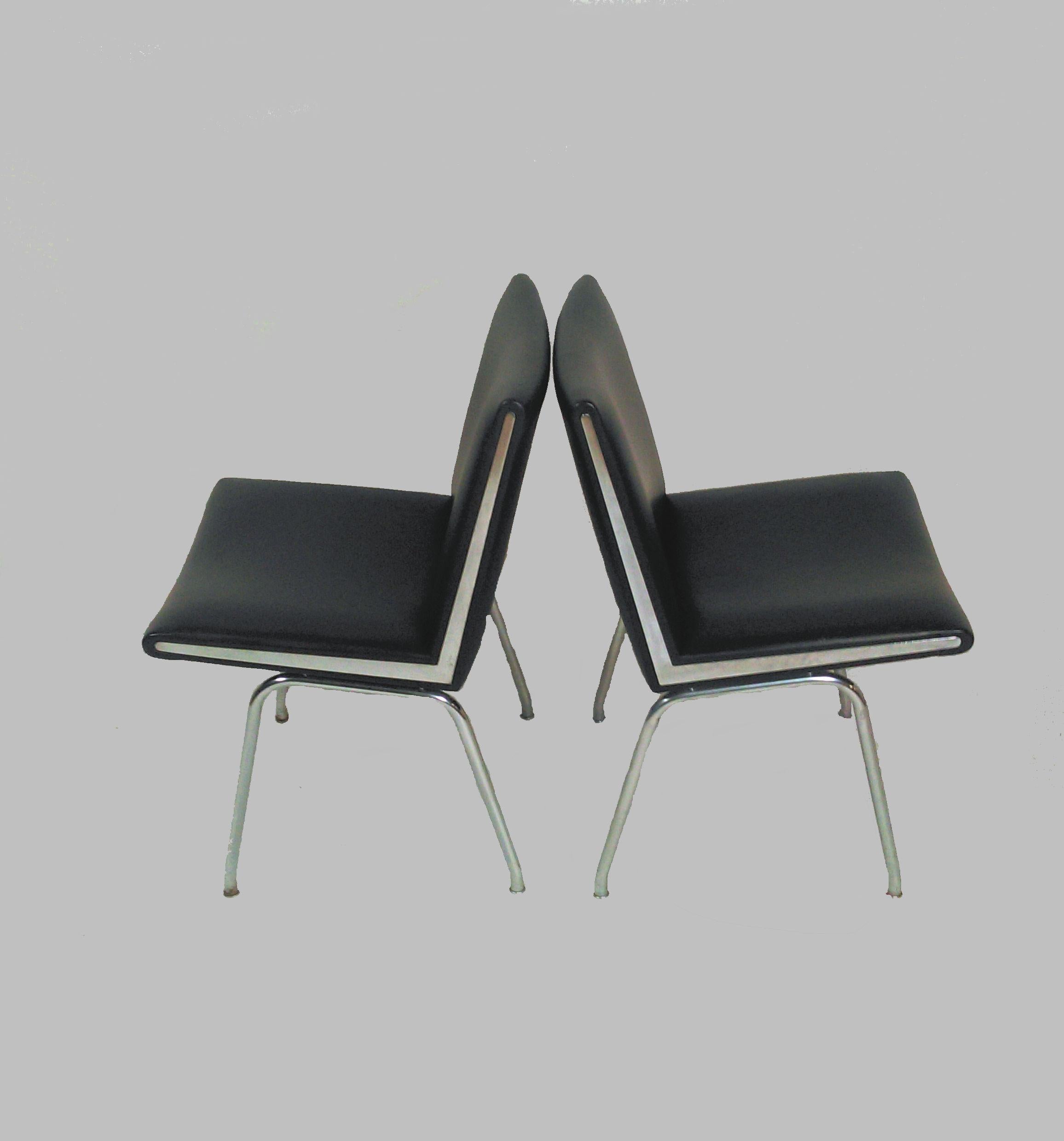 1960 1960er Hans J. Wegner Satz von vier Airport Loungesesseln in Schwarz von A.P. Stolen im Zustand „Gut“ im Angebot in Knebel, DK
