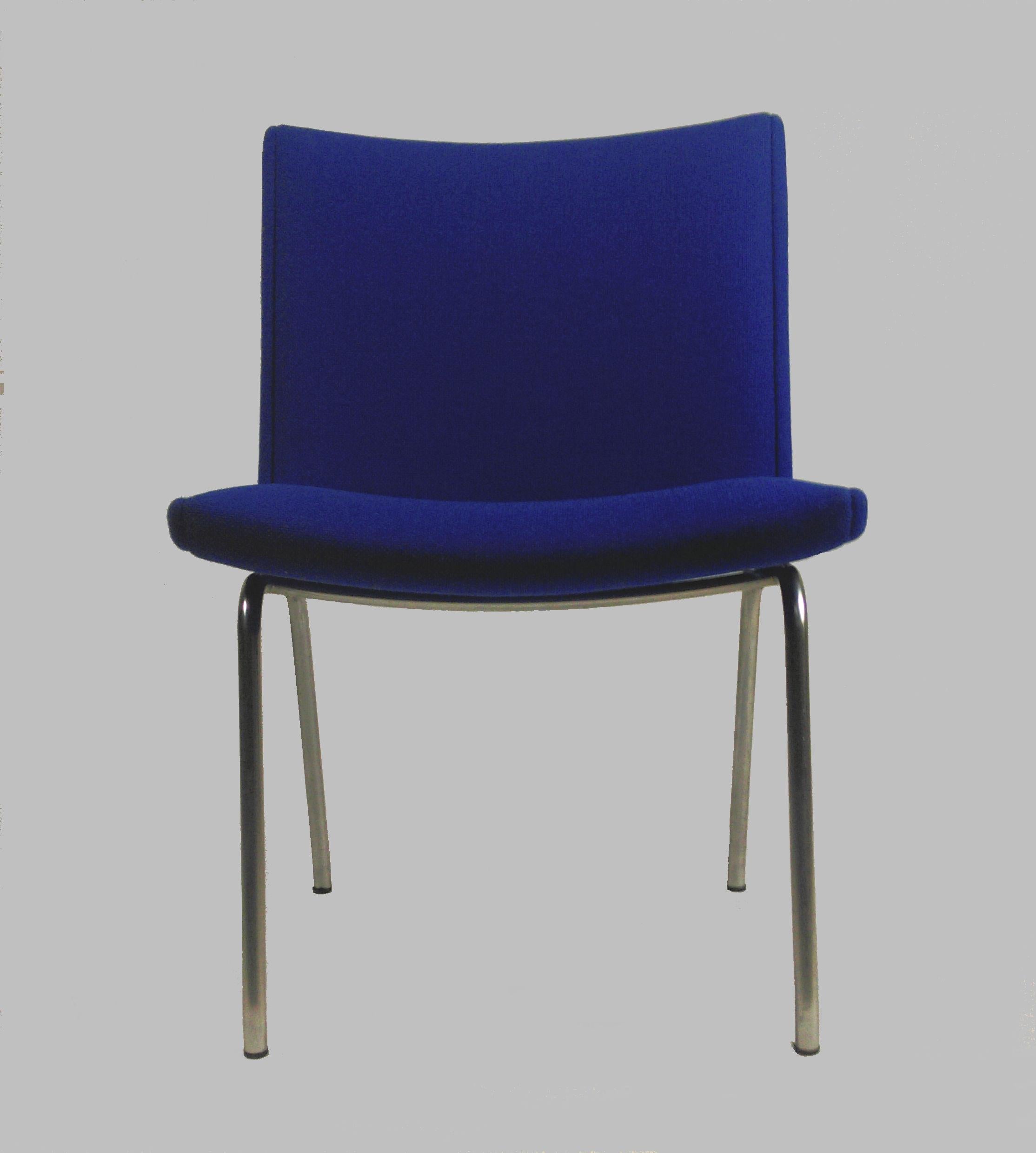 Seltener Satz von 12 Hans Wegner AP38 'Airport' Sesseln von A.P. Gestohlen, Dänemark.

Die außergewöhnlichen modernen Stühle wurden 1958 auf Stahlrohrgestellen mit scharfen, dreieckigen, bumerangförmigen, gepolsterten Details auf beiden Seiten der
