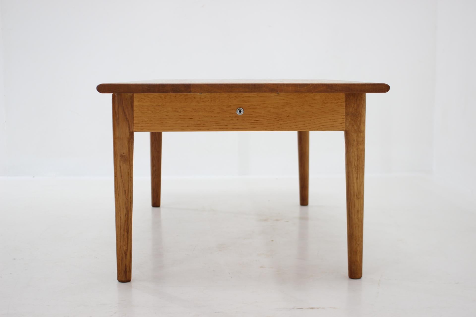 1960s Hans J Wegner Solid Oak Coffee Table 'AT-15' for Andreas Tuck, Denmark  In Good Condition For Sale In Praha, CZ