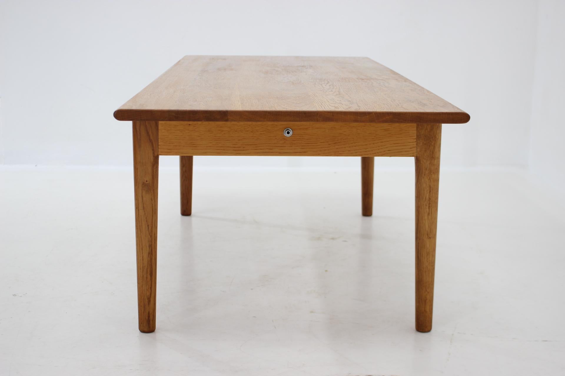 1960er Hans J Wegner Couchtisch aus massiver Eiche 'AT-15' für Andreas Tuck, Dänemark  (Mitte des 20. Jahrhunderts) im Angebot