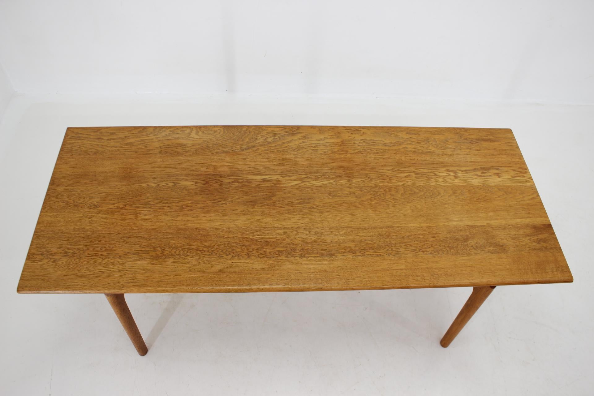 1960s Hans J Wegner Solid Oak Coffee Table 'AT-15' for Andreas Tuck, Denmark  For Sale 2