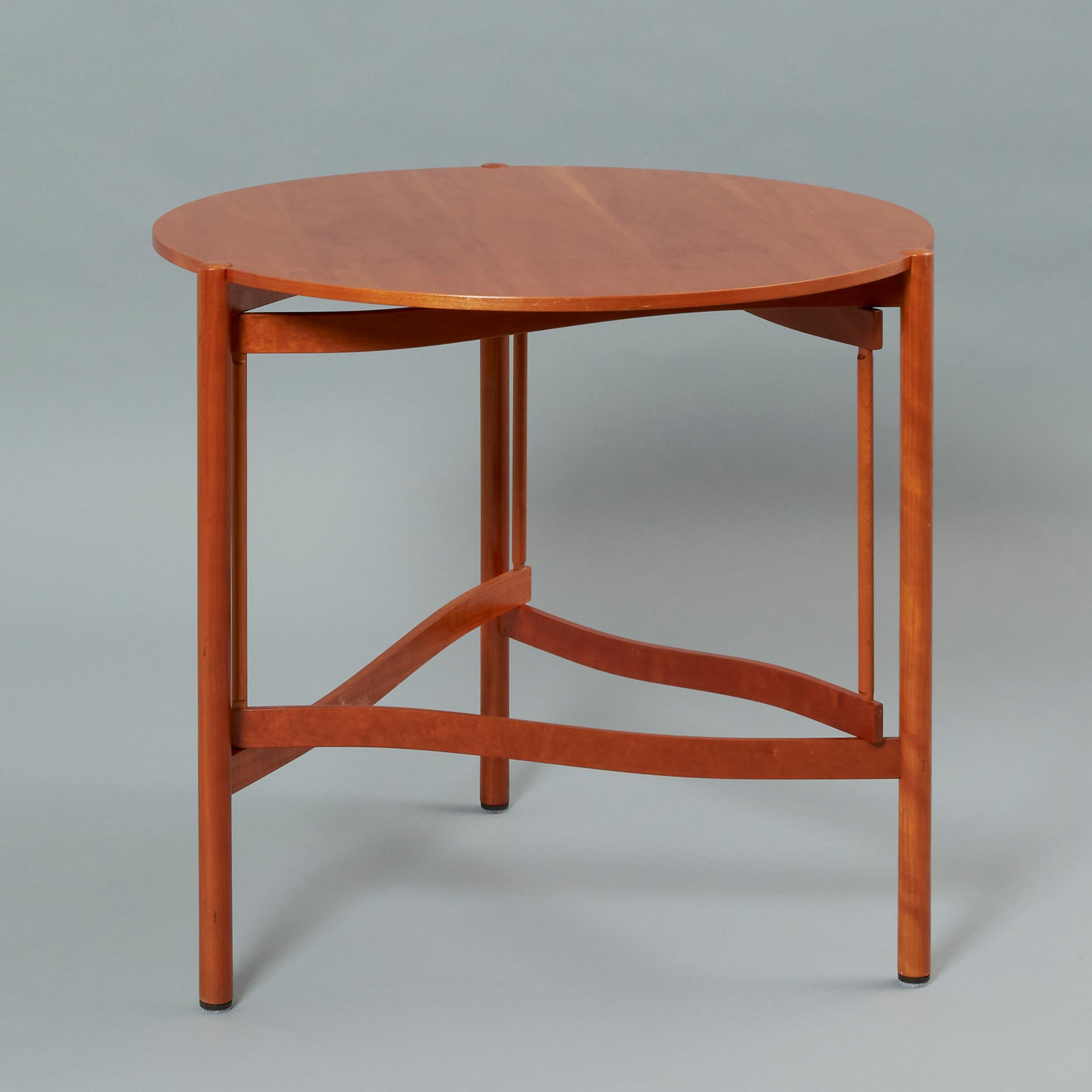 Side table model ‘’Tema’’ designed by Hans Johansson for Karl Andersson & Söner in cherry wood. This piece features a light structure with a removable top. Sweden, 1960s
Excellent condition that might present traces of use. Tagged by the company on
