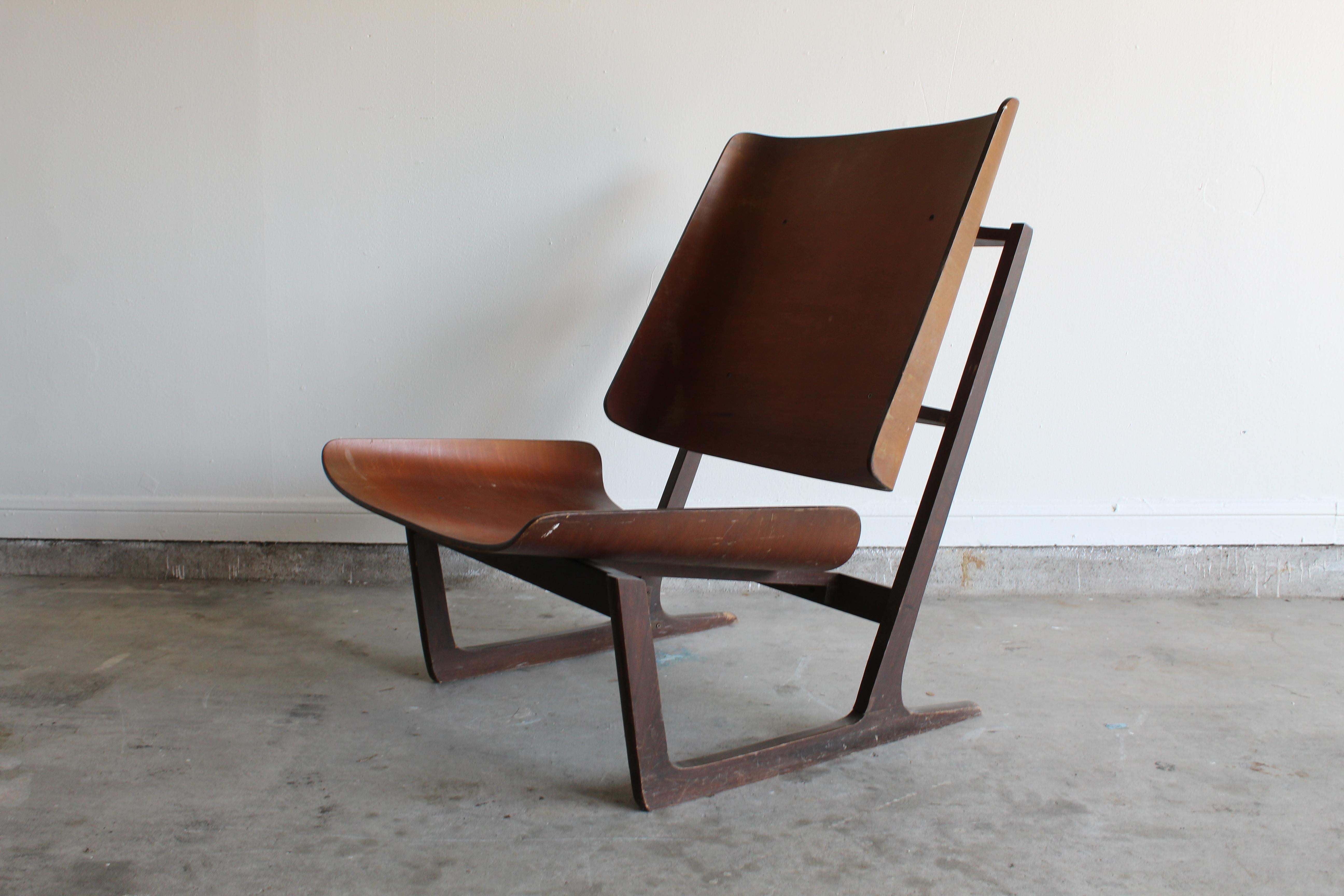Der atemberaubende Sled Chair von Hans Jürgens für Deco House. Dieses aufsehenerregende Stück ist die perfekte Ergänzung für jeden Raum. Mit seinem schlichten, minimalistischen Design wird dieses Stück das Gesprächsthema in Ihren Räumen sein.