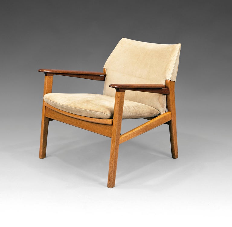Mid-Century modern Model 9015 easy chair by Hans Olsen for Gärsnäs. Structure in teak and oak and upholstered in suede. Sweden, 1960s. Restored wood structure and original suede.

This piece is a great example of scandinavian modern design, with