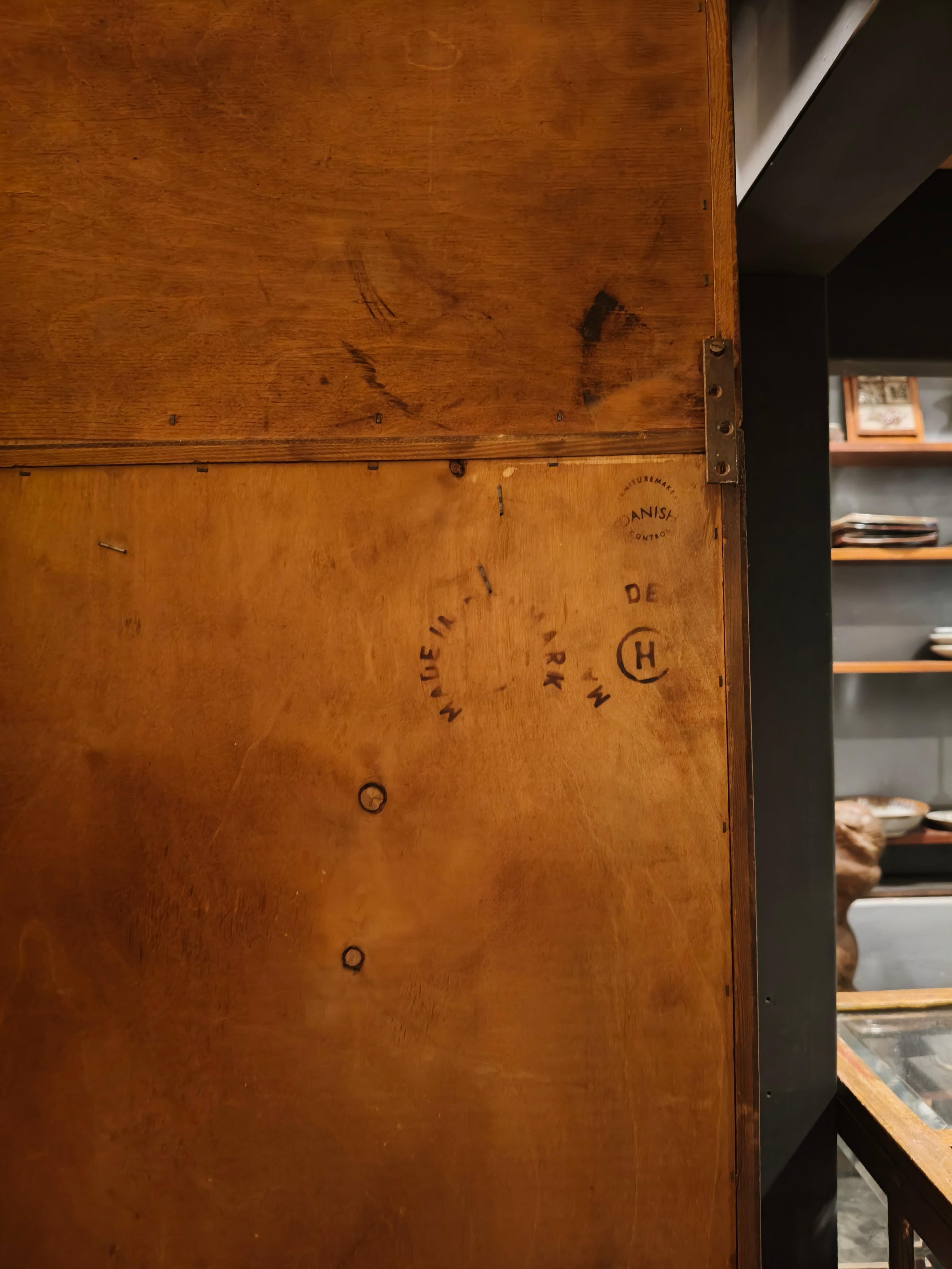 1960s Hans Olsen Teck 2-Tier Bookcase With 2 Doors and Internal Drawers (Bibliothèque à 2 niveaux avec 2 portes et tiroirs internes) en vente 4
