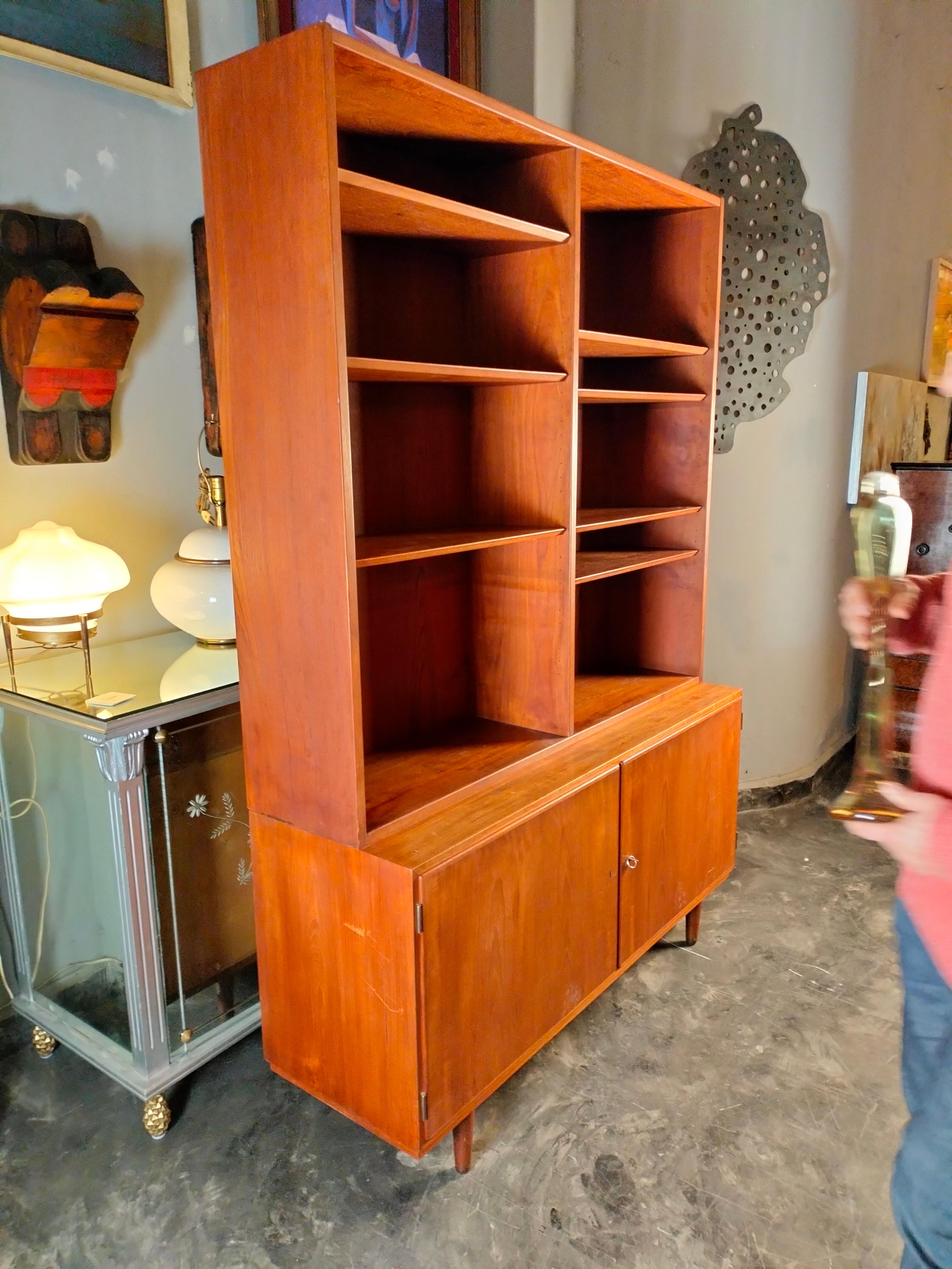 Mid-Century Modern 1960s Hans Olsen Teck 2-Tier Bookcase With 2 Doors and Internal Drawers (Bibliothèque à 2 niveaux avec 2 portes et tiroirs internes) en vente