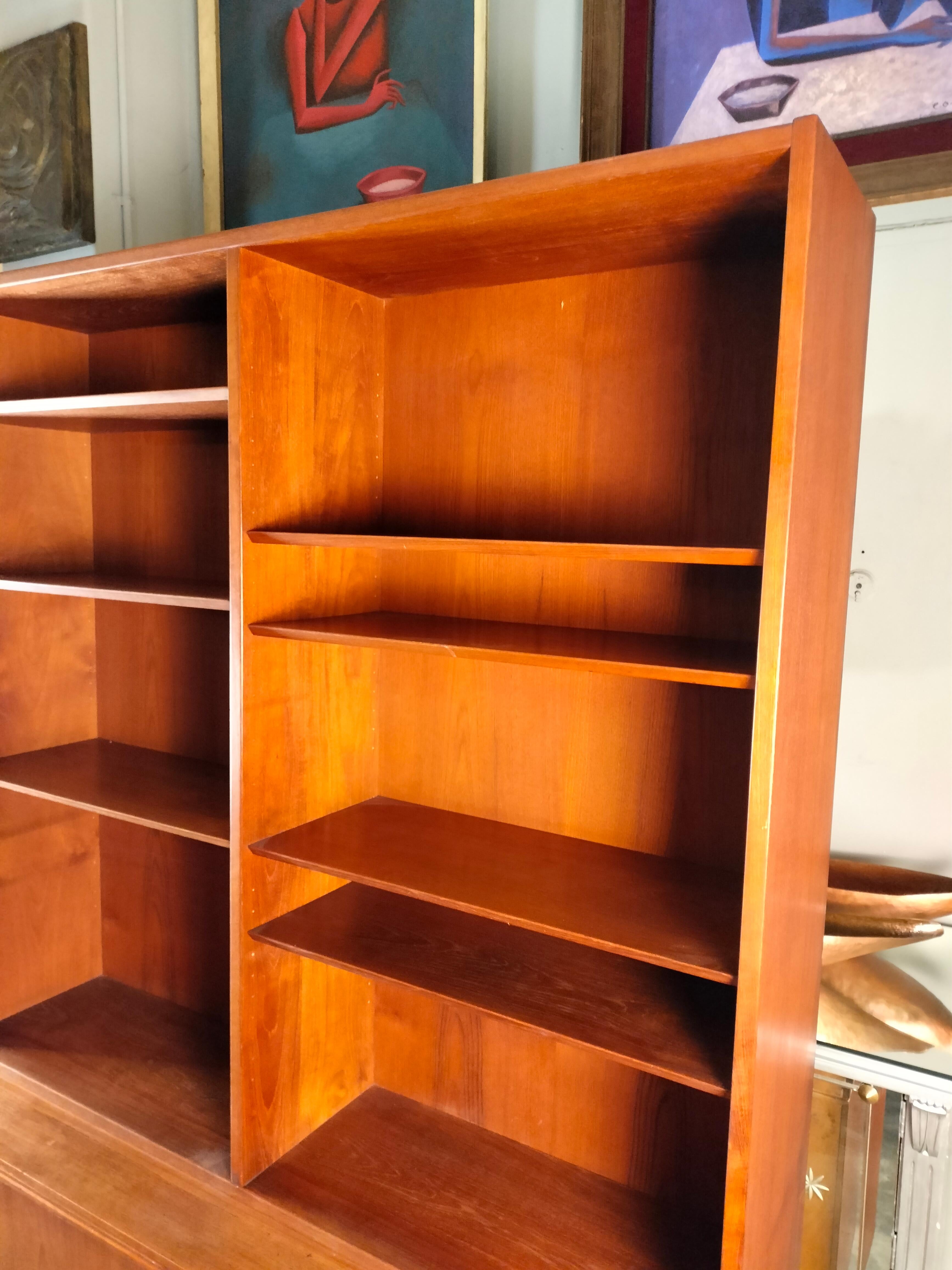 Danois 1960s Hans Olsen Teck 2-Tier Bookcase With 2 Doors and Internal Drawers (Bibliothèque à 2 niveaux avec 2 portes et tiroirs internes) en vente
