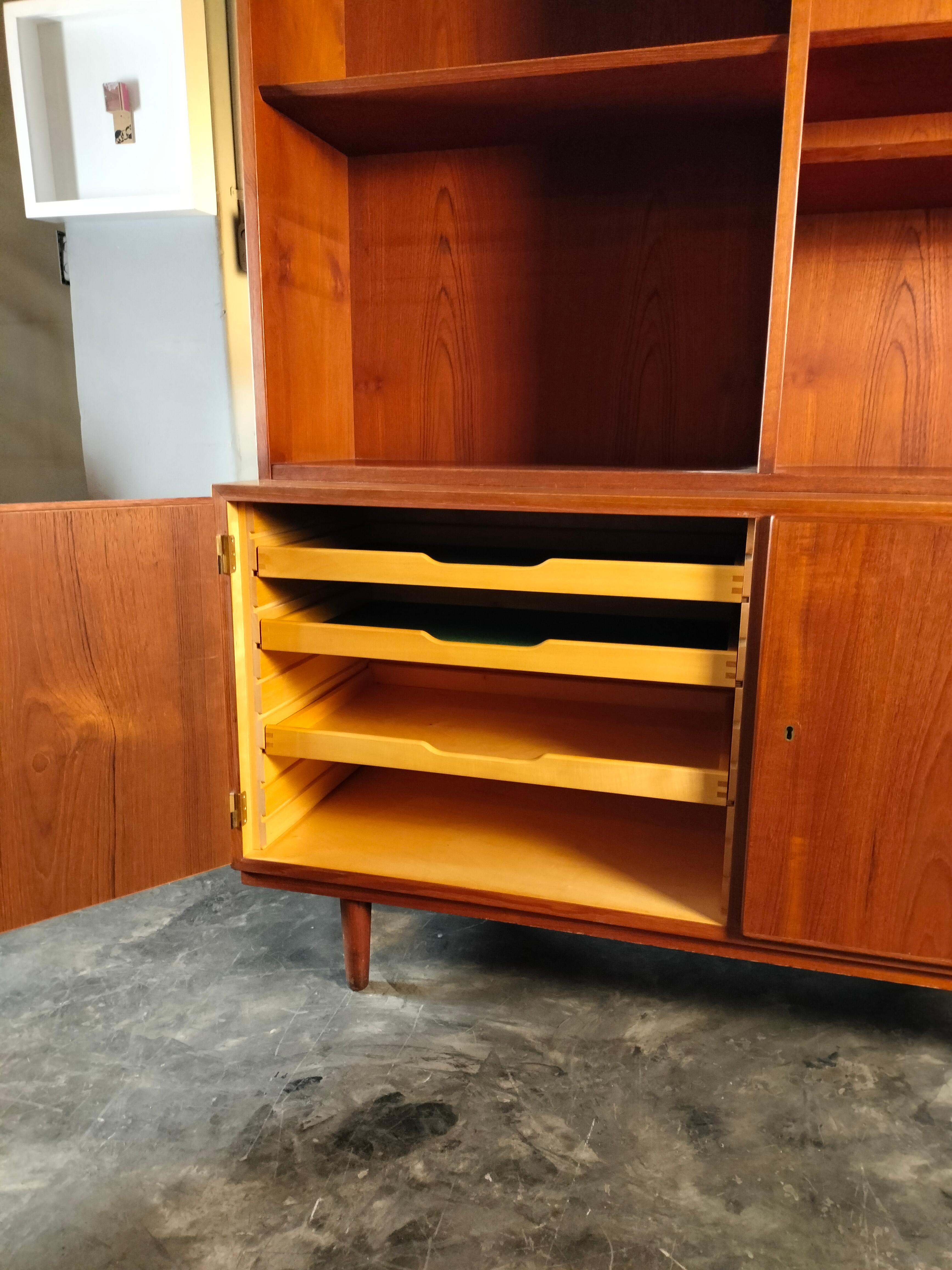 1960s Hans Olsen Teck 2-Tier Bookcase With 2 Doors and Internal Drawers (Bibliothèque à 2 niveaux avec 2 portes et tiroirs internes) État moyen - En vente à Mexico City, MX