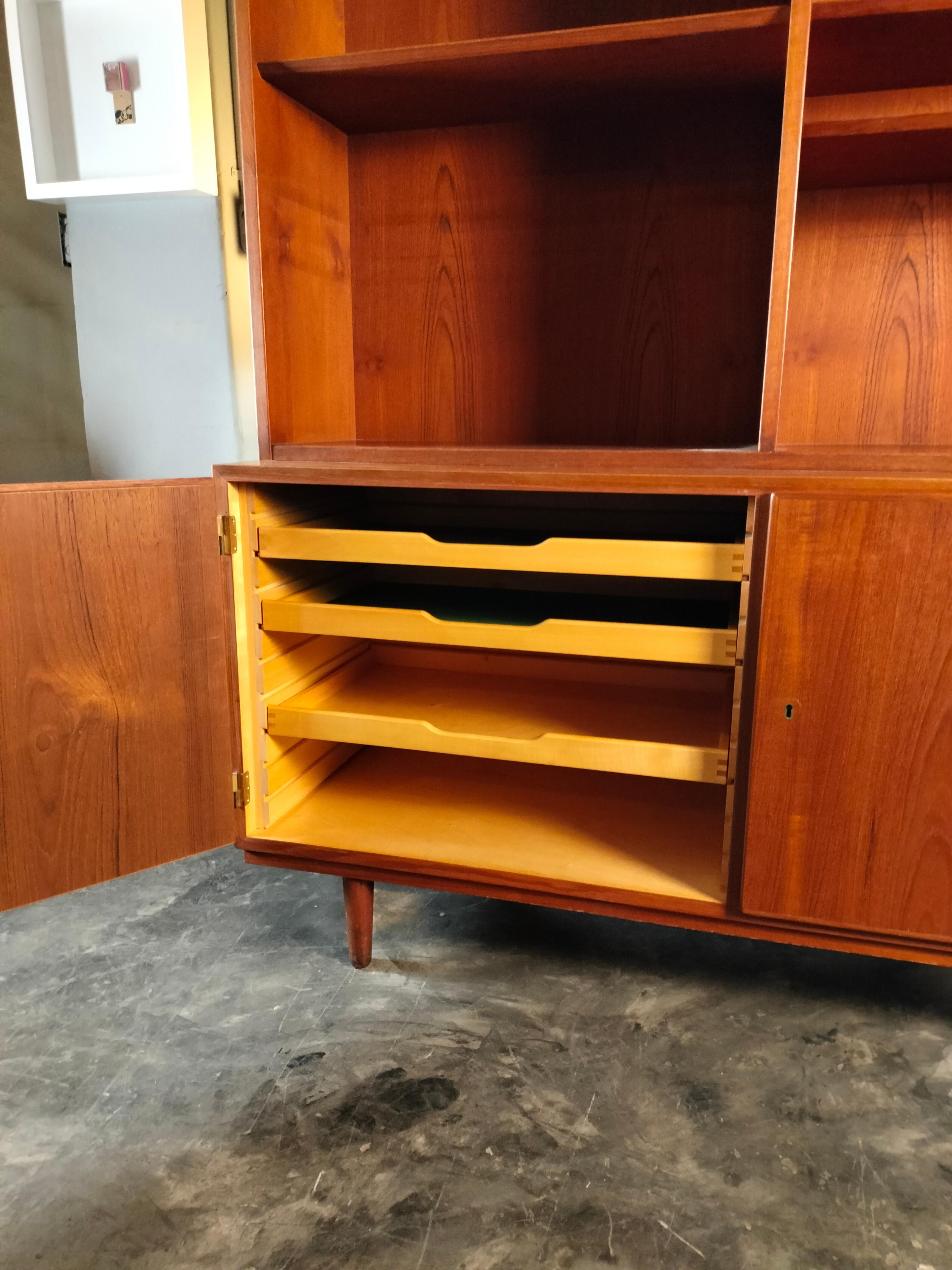 Milieu du XXe siècle 1960s Hans Olsen Teck 2-Tier Bookcase With 2 Doors and Internal Drawers (Bibliothèque à 2 niveaux avec 2 portes et tiroirs internes) en vente
