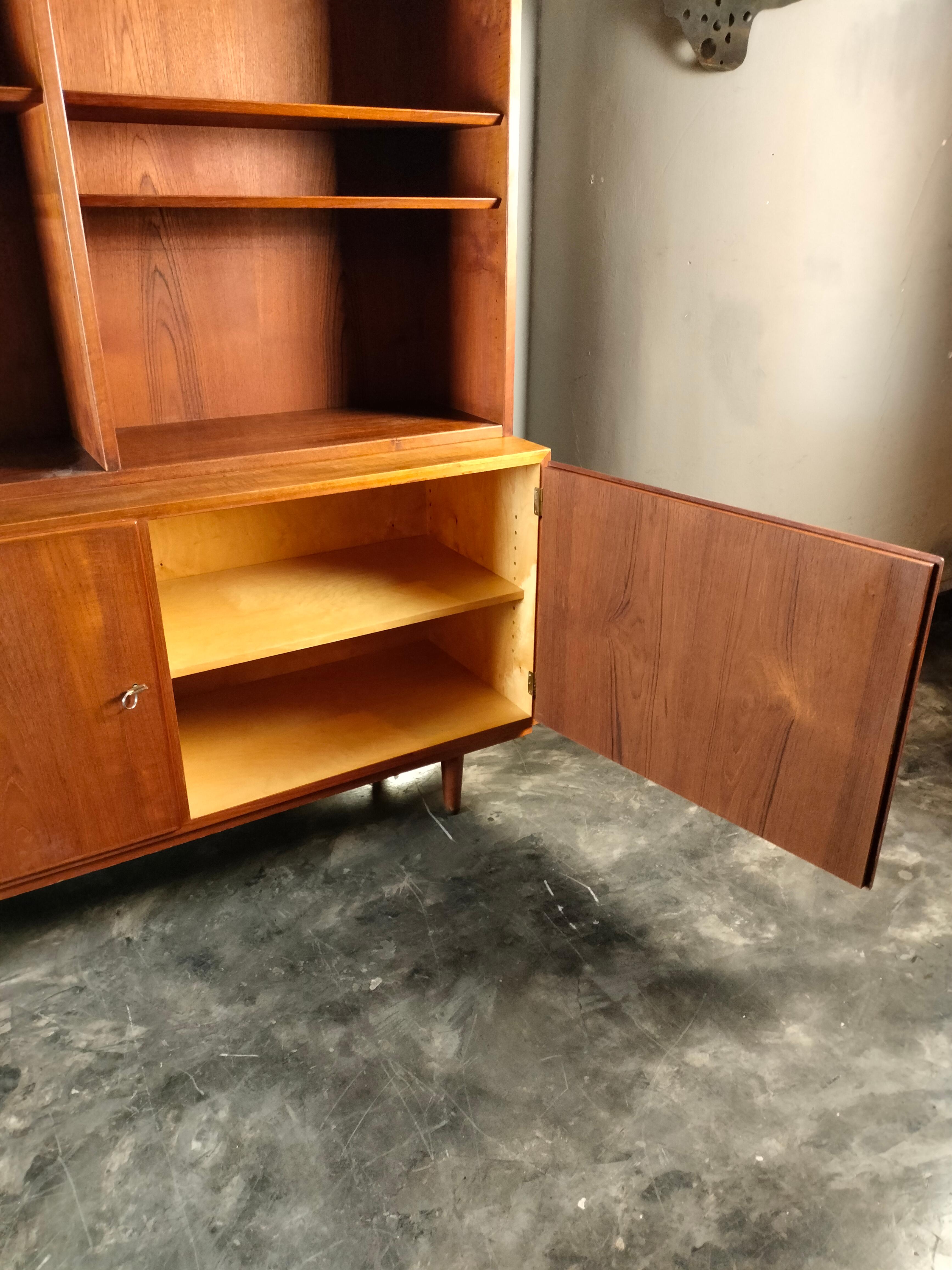 1960s Hans Olsen Teck 2-Tier Bookcase With 2 Doors and Internal Drawers (Bibliothèque à 2 niveaux avec 2 portes et tiroirs internes) en vente 1