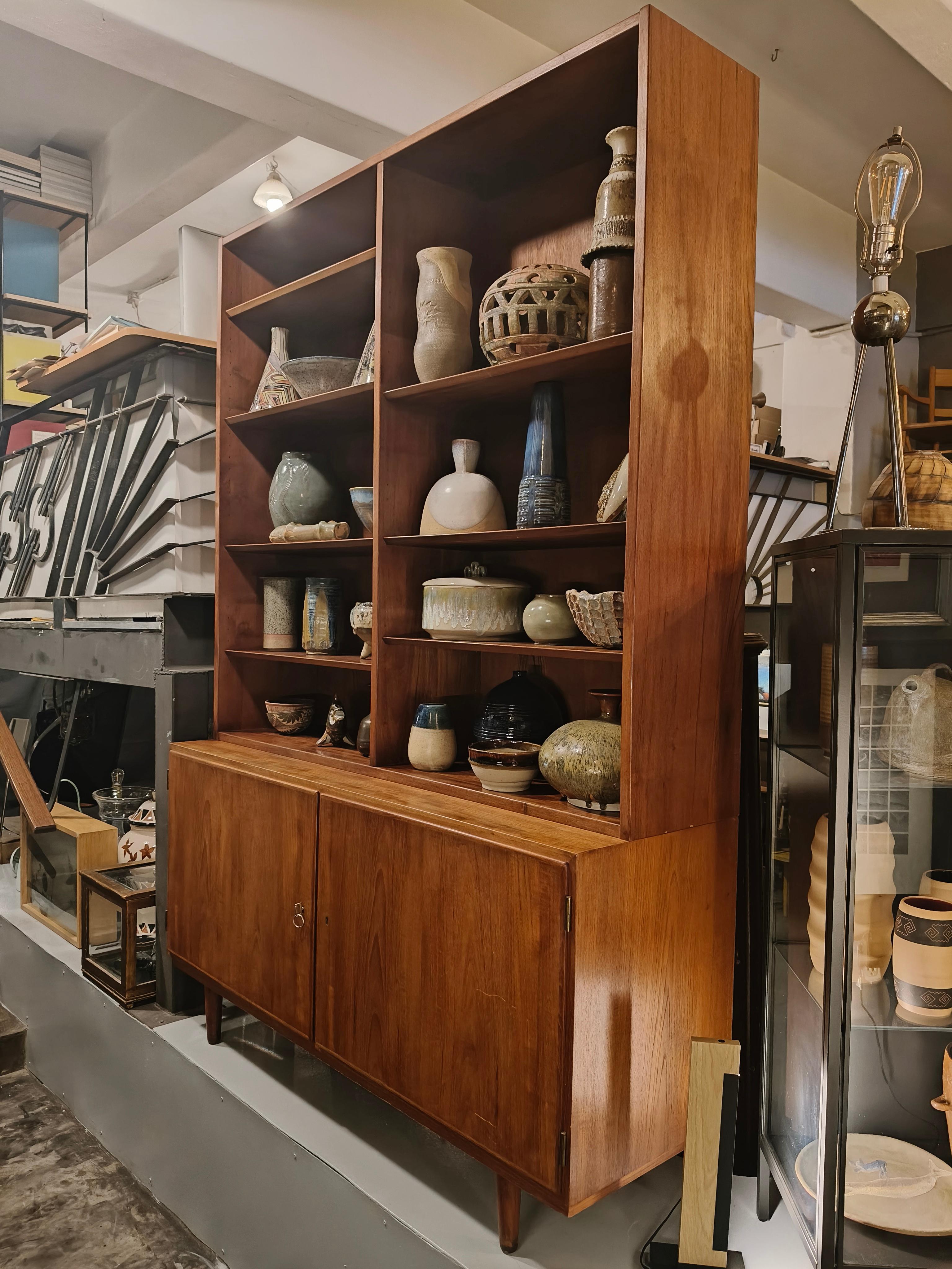 1960s Hans Olsen Teck 2-Tier Bookcase With 2 Doors and Internal Drawers (Bibliothèque à 2 niveaux avec 2 portes et tiroirs internes) en vente 2