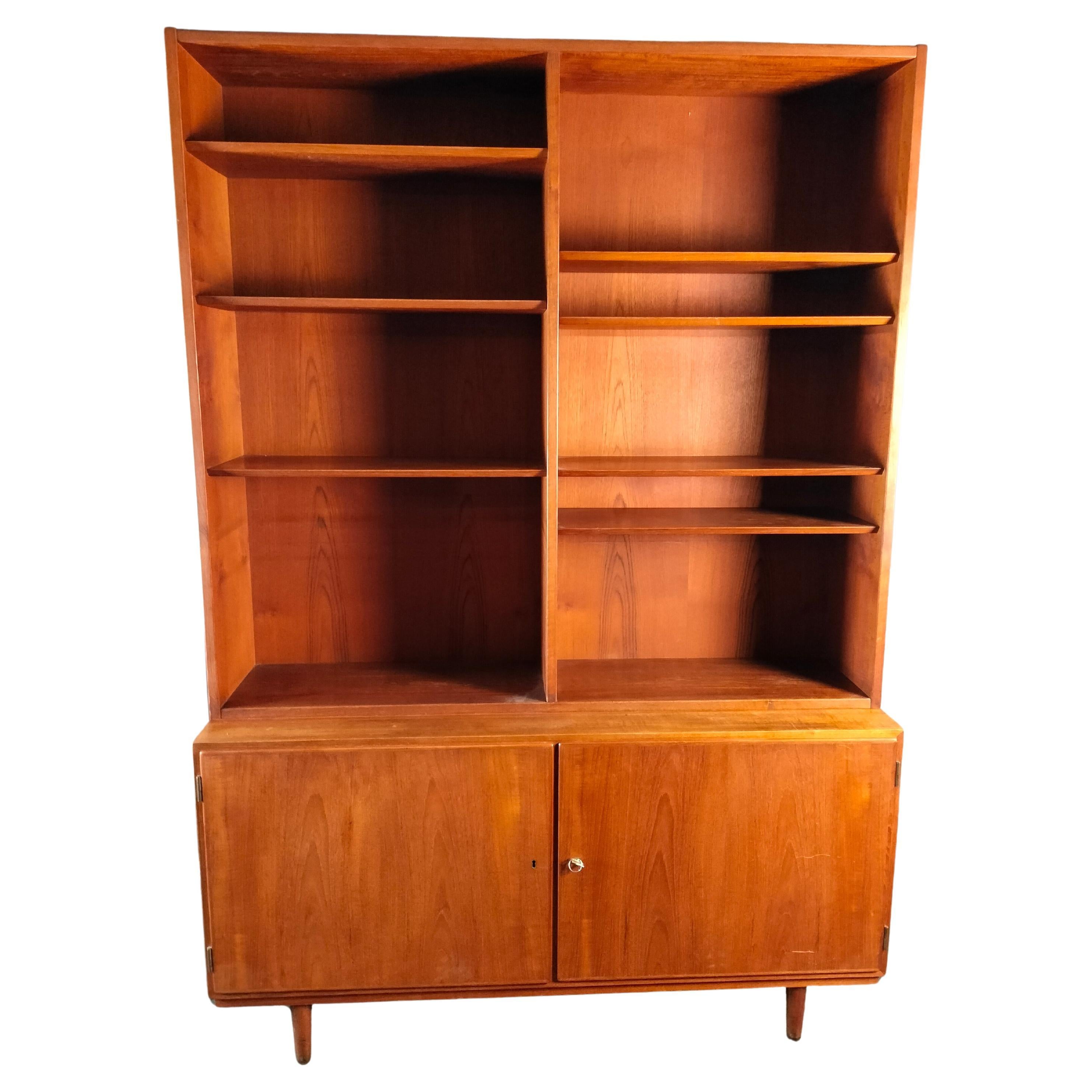 Hans Olsen: 2-stöckiges Bücherregal aus Teakholz mit 2 Türen und Innenschubladen, 1960er Jahre