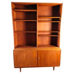 Hans Olsen: 2-stöckiges Bücherregal aus Teakholz mit 2 Türen und Innenschubladen, 1960er Jahre