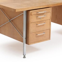 Bureau Hans Wegner des années 1960, pieds et cadre en acier, plateau et tiroirs en chêne