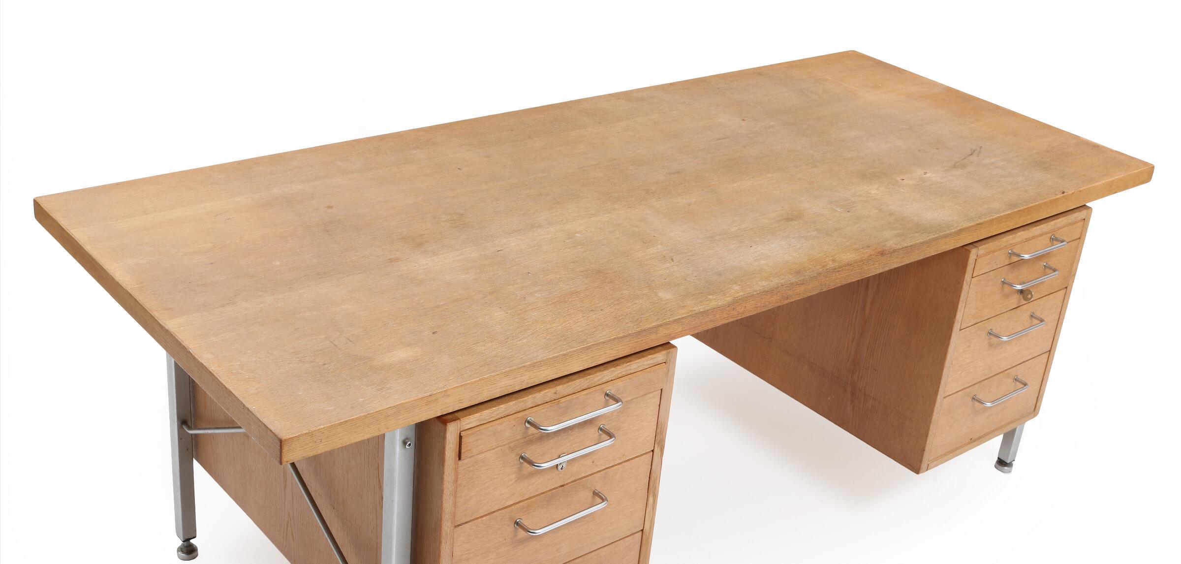 Scandinave moderne Bureau Hans Wegner des années 1960, pieds et cadre en acier, plateau et tiroirs en chêne en vente