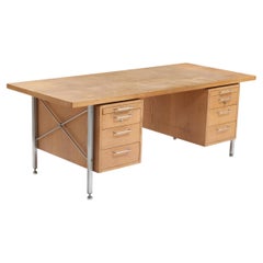 1960er Hans Wegner Schreibtisch, Beine und Rahmen aus Stahl, Platte und Schubladen aus Eiche
