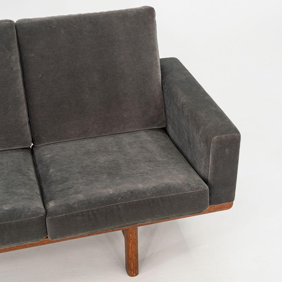 Hans Wegner für GETAMA: Viersitzer-Sofa aus Eiche mit grauer Samtpolsterung, 1960er Jahre im Angebot 3