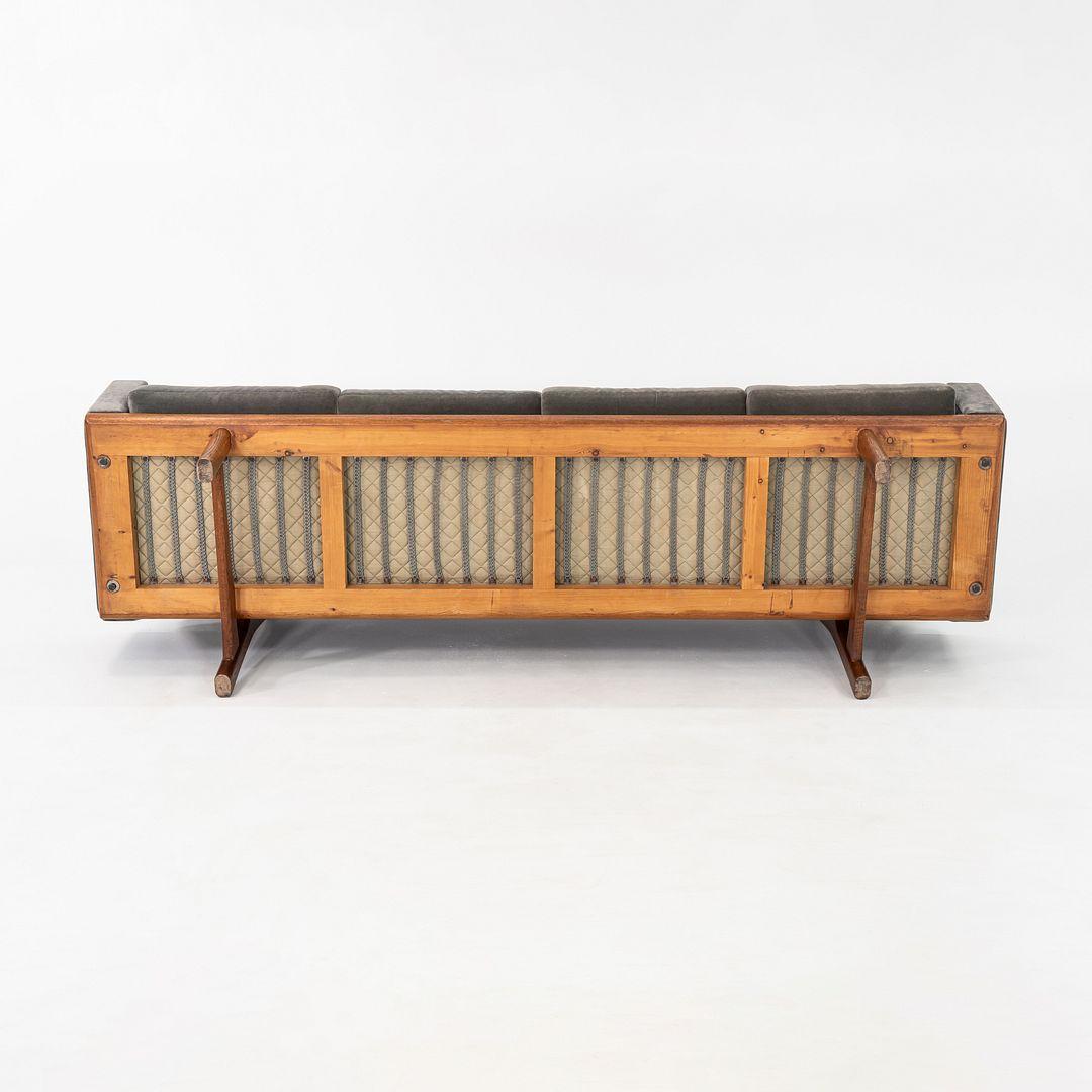 Hans Wegner für GETAMA: Viersitzer-Sofa aus Eiche mit grauer Samtpolsterung, 1960er Jahre im Angebot 5