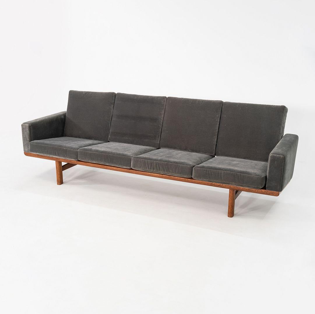 Dies ist ein dänisches Viersitzer-Sofa der 1960er Jahre, Modell GE236/4, das ursprünglich von Hans J. Wegner für GETAMA im Jahr 1955 entworfen wurde. Das ergonomische Design zeichnet sich durch tiefe, bequeme Kissen und eine traditionelle,