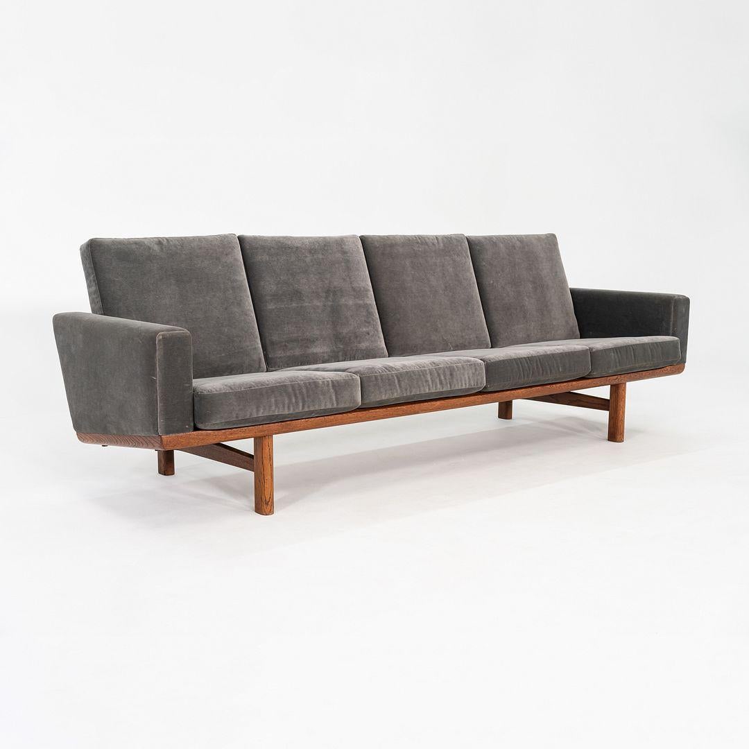 Hans Wegner für GETAMA: Viersitzer-Sofa aus Eiche mit grauer Samtpolsterung, 1960er Jahre (Moderne) im Angebot