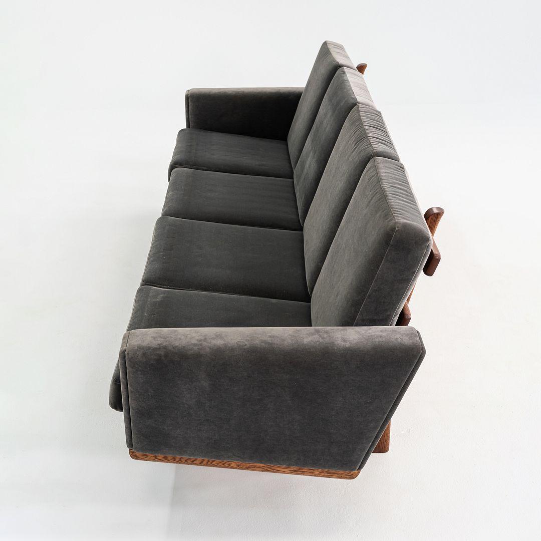 Hans Wegner für GETAMA: Viersitzer-Sofa aus Eiche mit grauer Samtpolsterung, 1960er Jahre (Dänisch) im Angebot