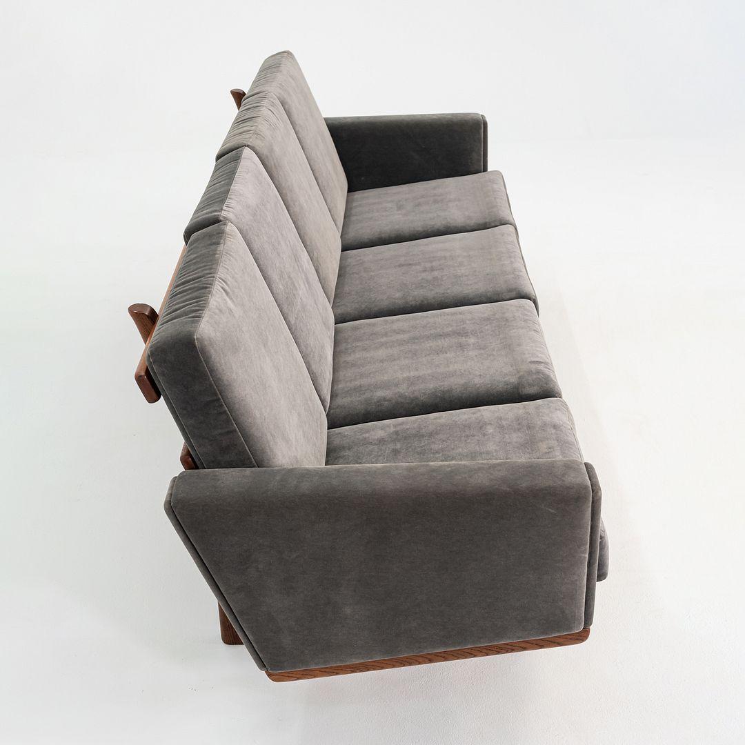 Hans Wegner für GETAMA: Viersitzer-Sofa aus Eiche mit grauer Samtpolsterung, 1960er Jahre im Zustand „Gut“ im Angebot in Philadelphia, PA
