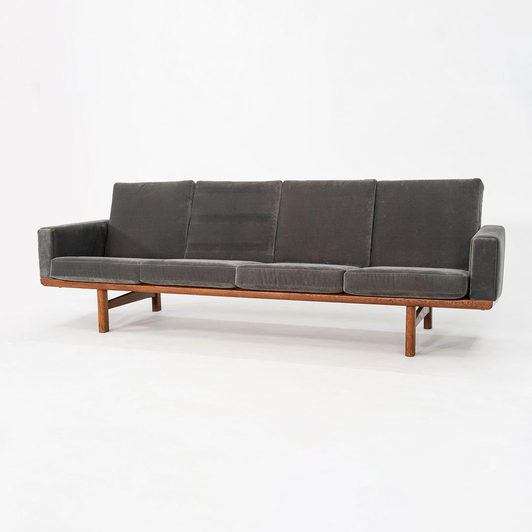 Hans Wegner für GETAMA: Viersitzer-Sofa aus Eiche mit grauer Samtpolsterung, 1960er Jahre (Mitte des 20. Jahrhunderts) im Angebot