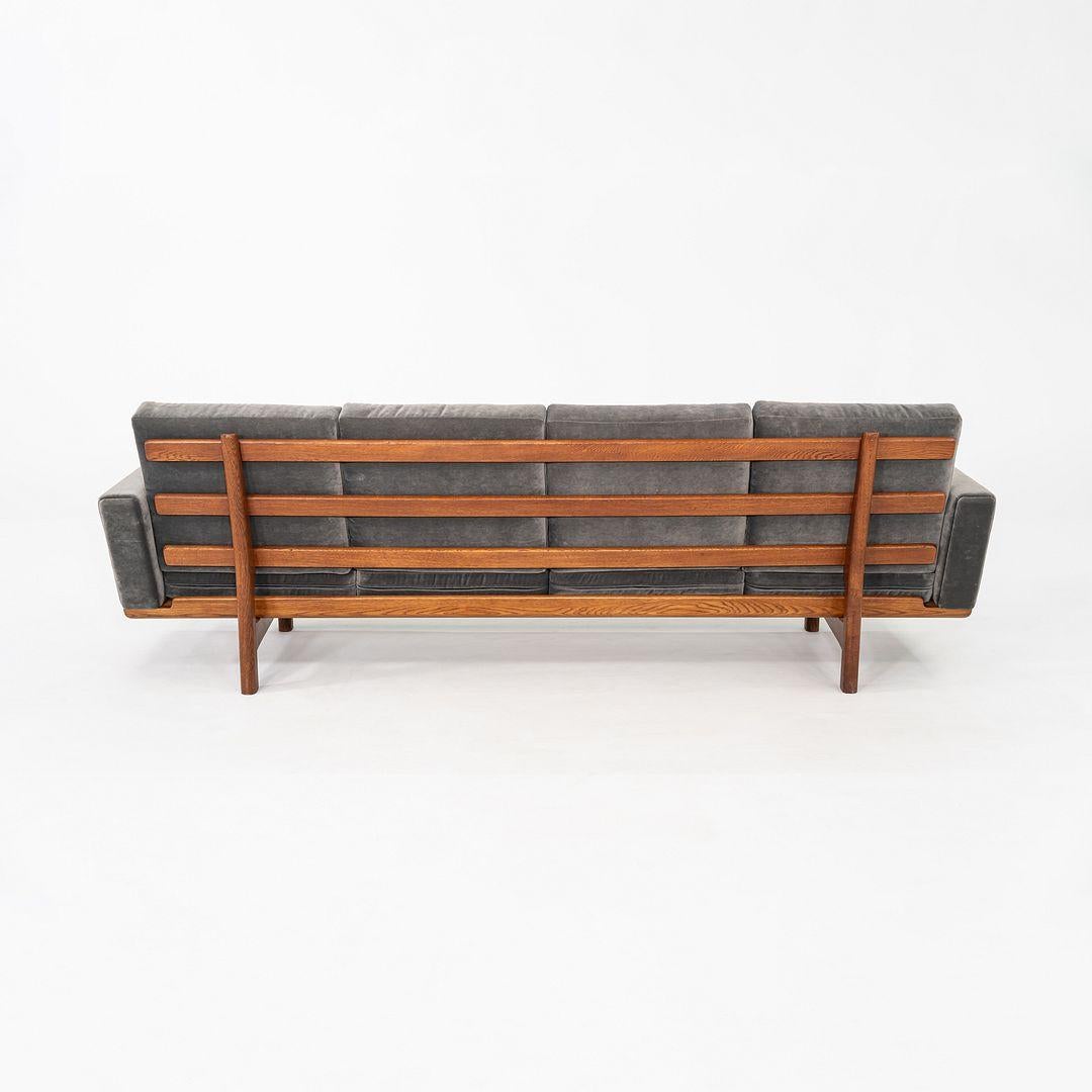 Hans Wegner für GETAMA: Viersitzer-Sofa aus Eiche mit grauer Samtpolsterung, 1960er Jahre im Angebot 1