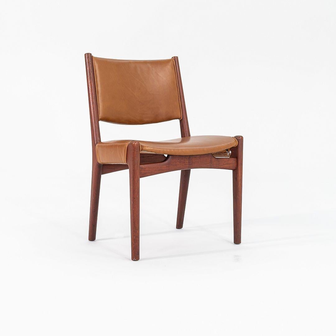 Se trata de una Silla auxiliar sin brazos n.º 957, diseñada inicialmente por Hans Wegner para Johannes Hansen en 1955. Este ejemplar data de la década de 1960 y se fabricó en Dinamarca. El diseño presenta un armazón de teca, y tiene el asiento y el