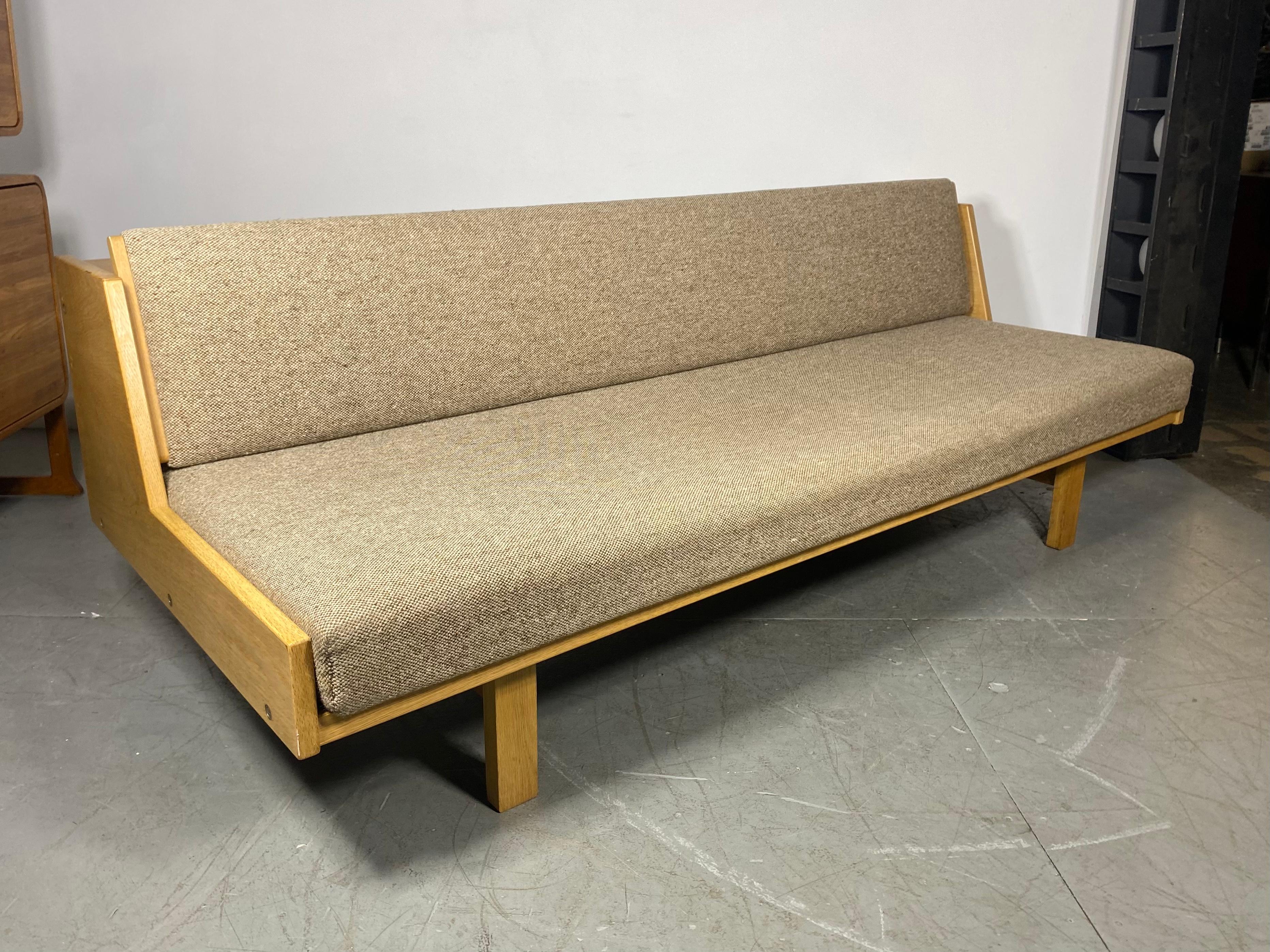 Mid-Century Modern 1960s Hans Wegner GE-258 Daybed, Sofa in Lacquered Oak  / Denmark For Sale