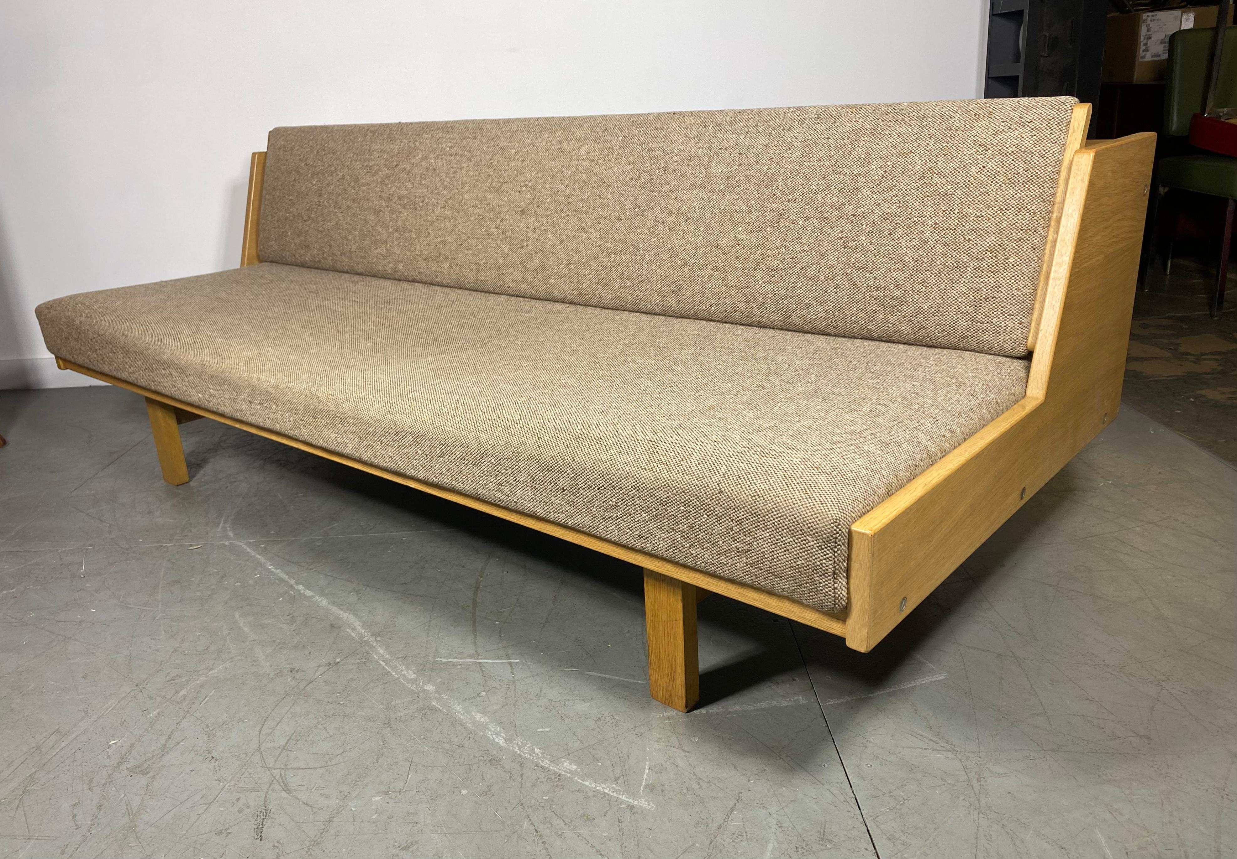 1960s Hans Wegner GE-258 Daybed, Sofa in Lacquered Oak  / Denmark In Good Condition For Sale In Buffalo, NY