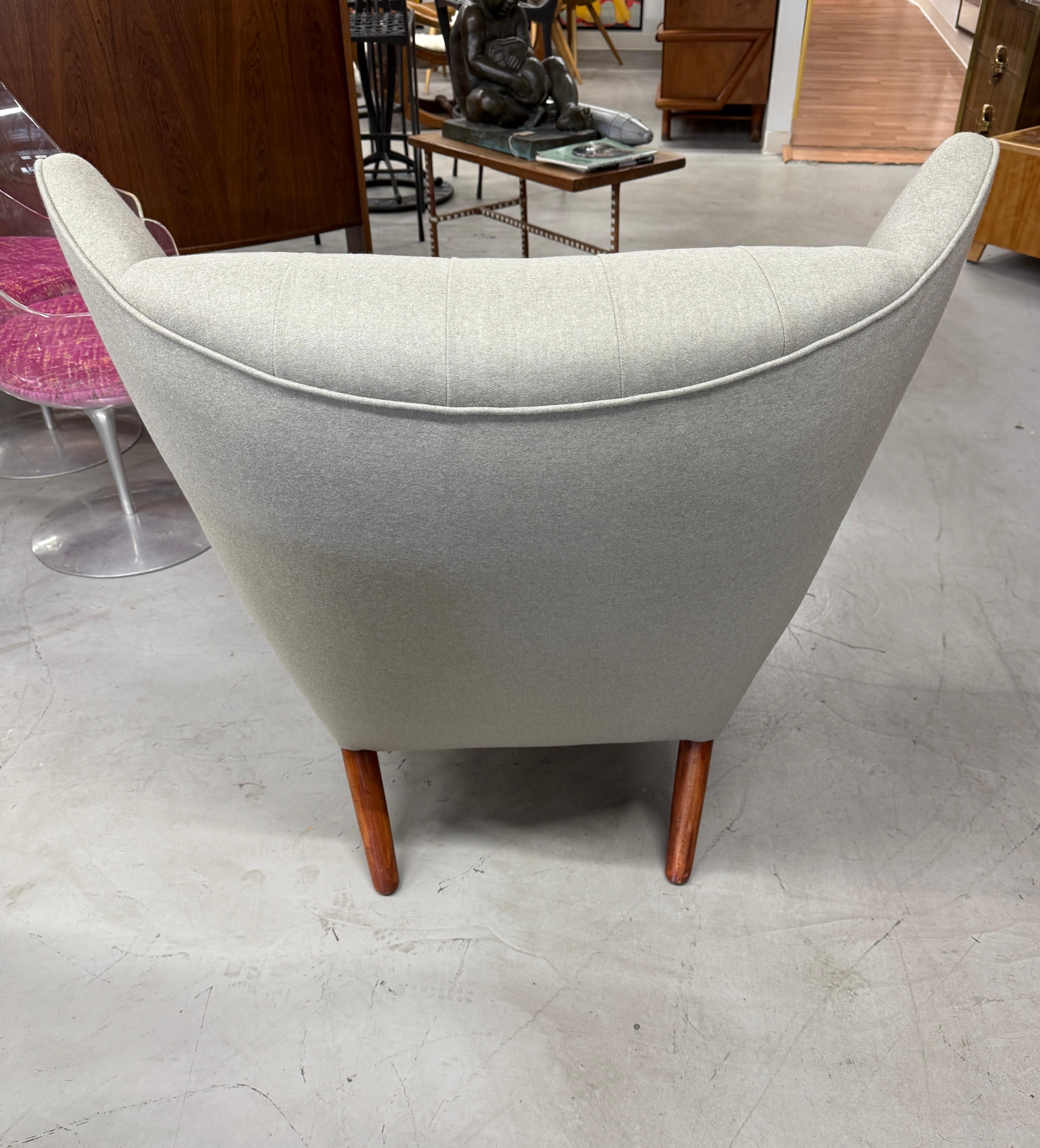 1960's Hans Wegner Papa Bär Stuhl und Ottomane von AP Stolen neu gepolstert im Angebot 7