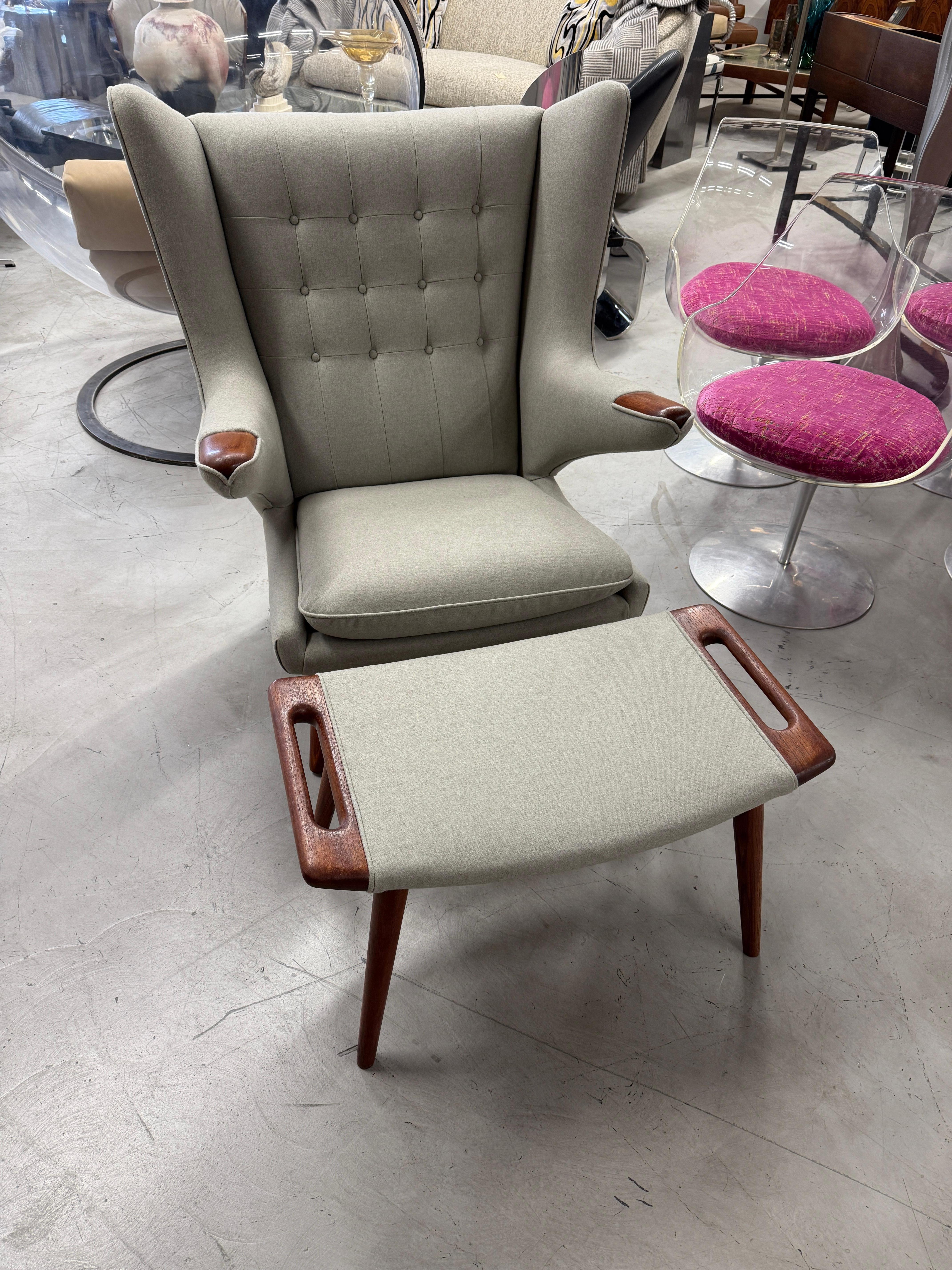 1960's Hans Wegner Papa Bär Stuhl und Ottomane von AP Stolen neu gepolstert im Angebot 8