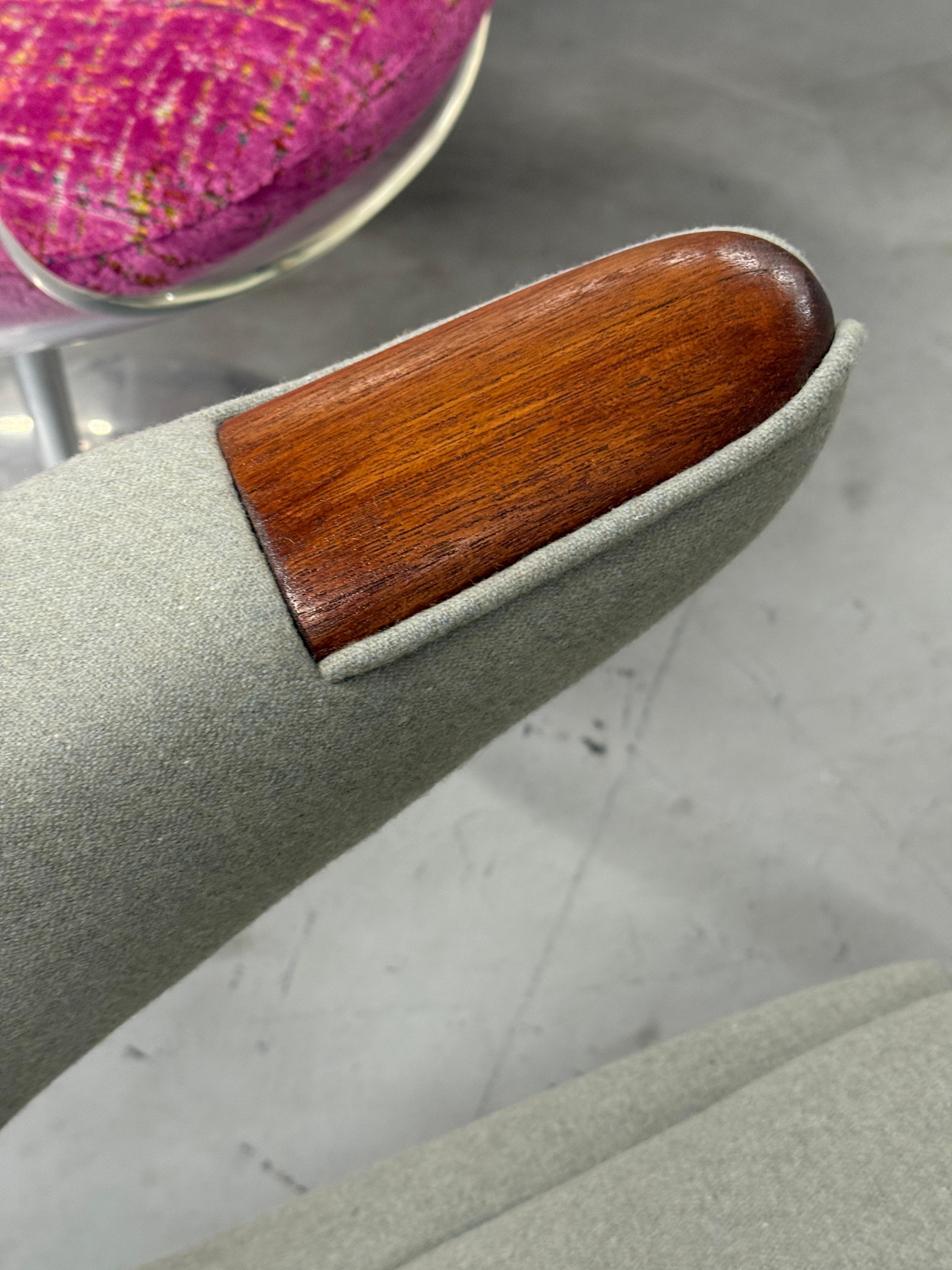 1960's Hans Wegner Papa Bär Stuhl und Ottomane von AP Stolen neu gepolstert (Dänisch) im Angebot