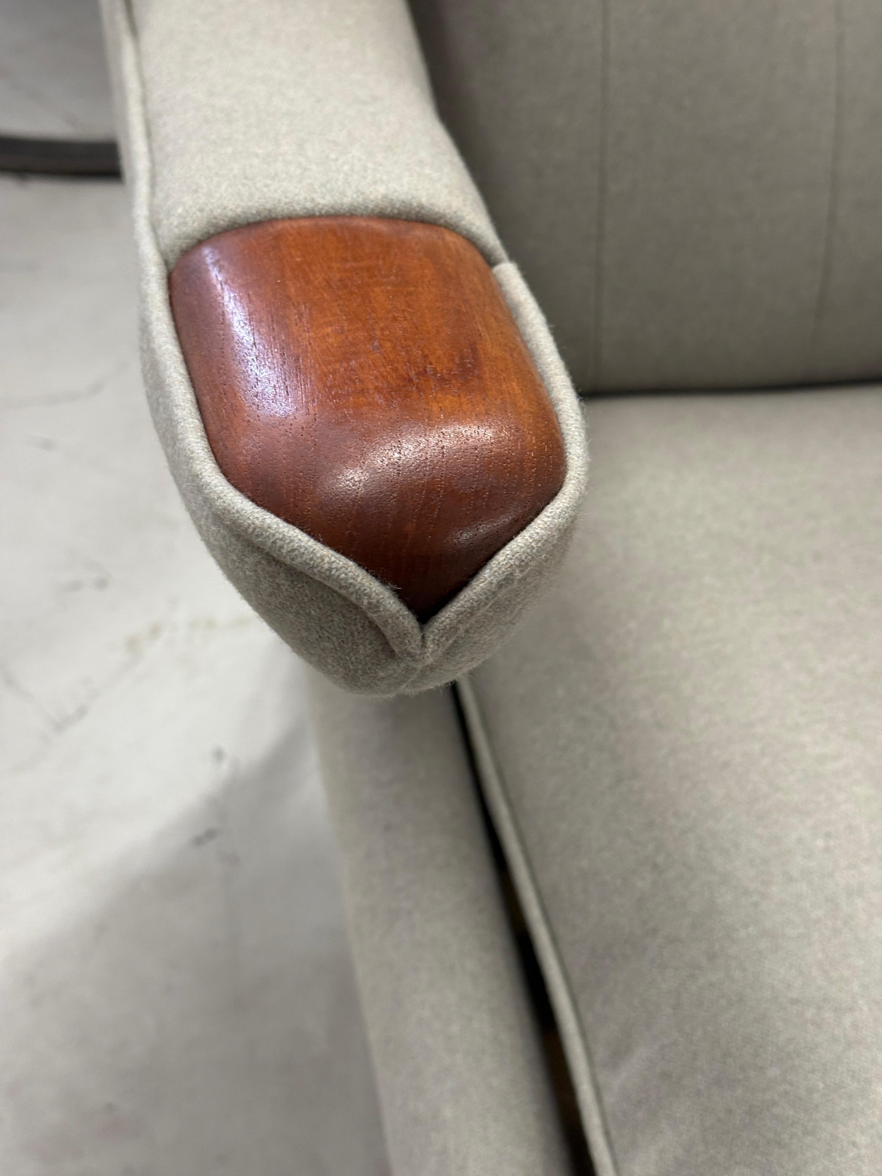1960's Hans Wegner Papa Bär Stuhl und Ottomane von AP Stolen neu gepolstert (Handgefertigt) im Angebot