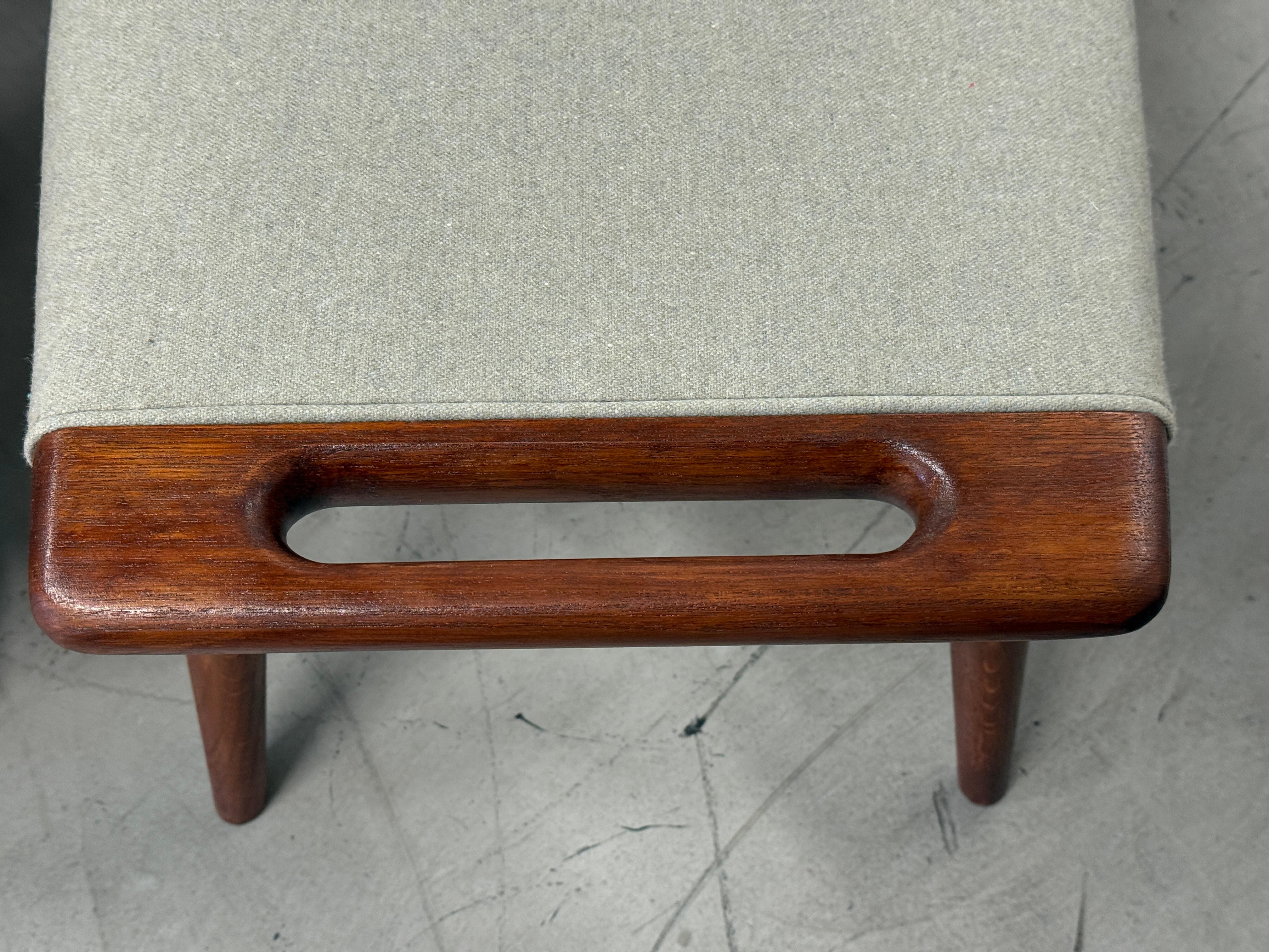 1960's Hans Wegner Papa Bär Stuhl und Ottomane von AP Stolen neu gepolstert im Zustand „Gut“ im Angebot in Palm Springs, CA