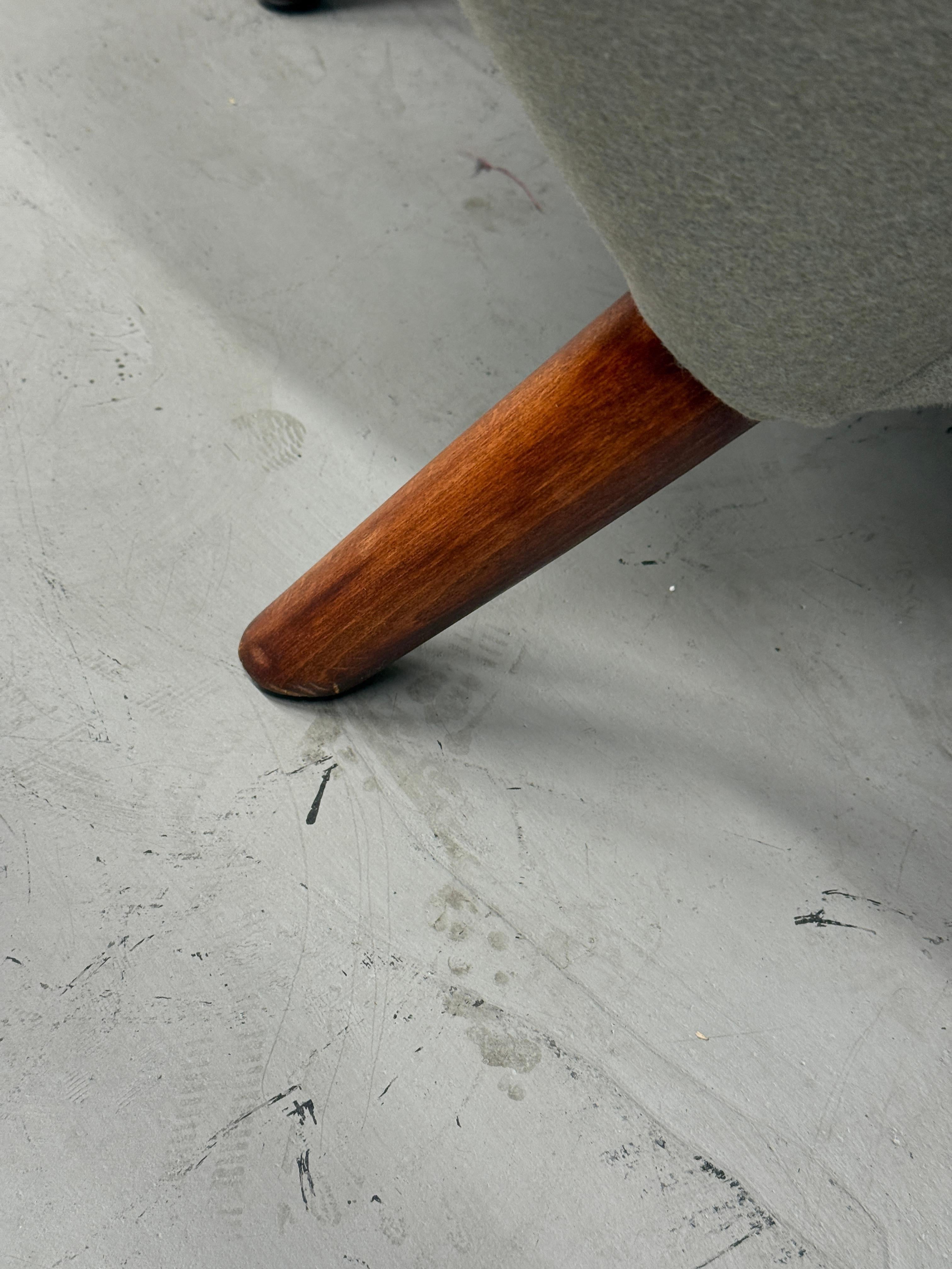 1960's Hans Wegner Papa Bär Stuhl und Ottomane von AP Stolen neu gepolstert (Mitte des 20. Jahrhunderts) im Angebot