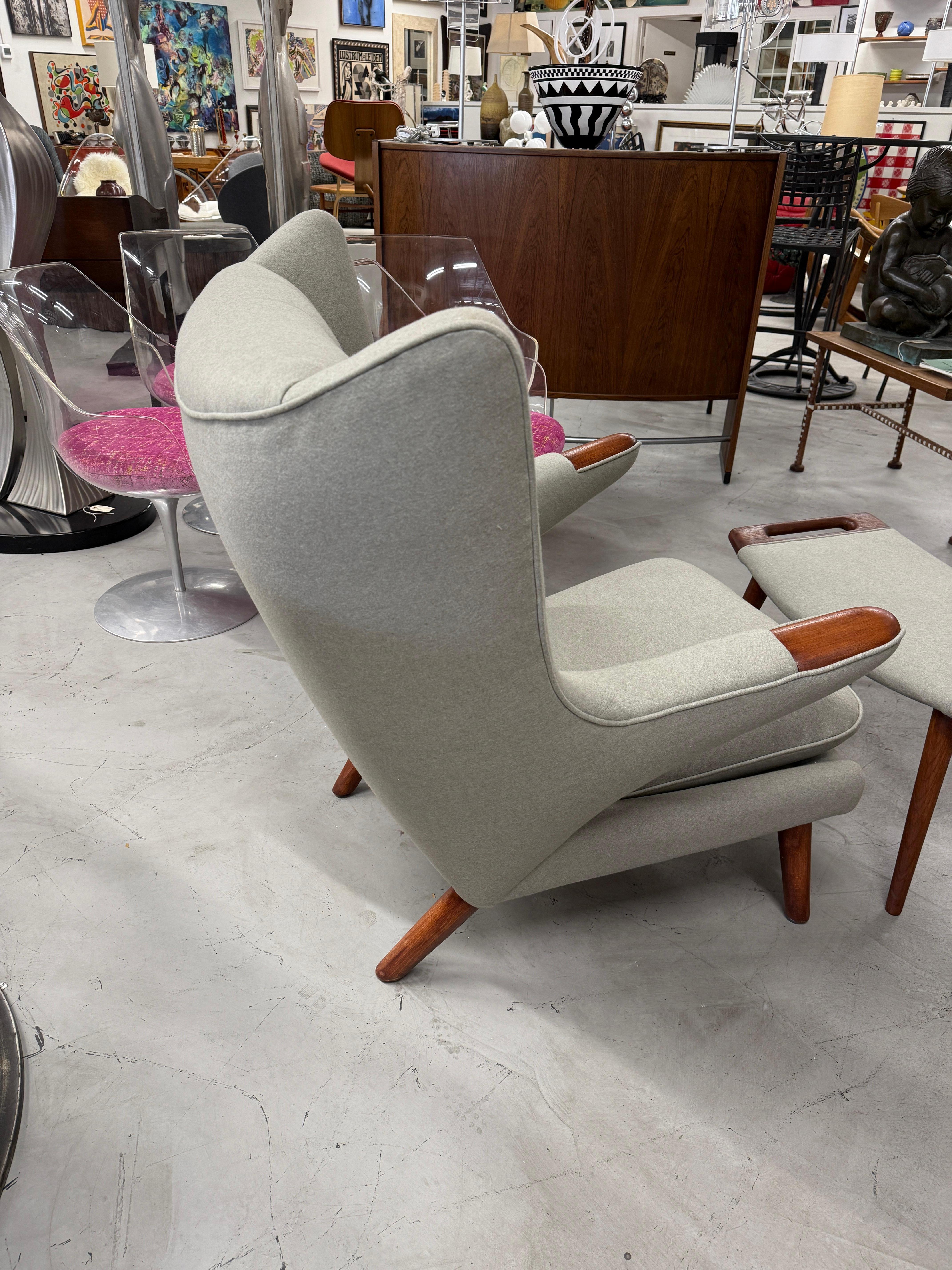 1960's Hans Wegner Papa Bär Stuhl und Ottomane von AP Stolen neu gepolstert (Holz) im Angebot